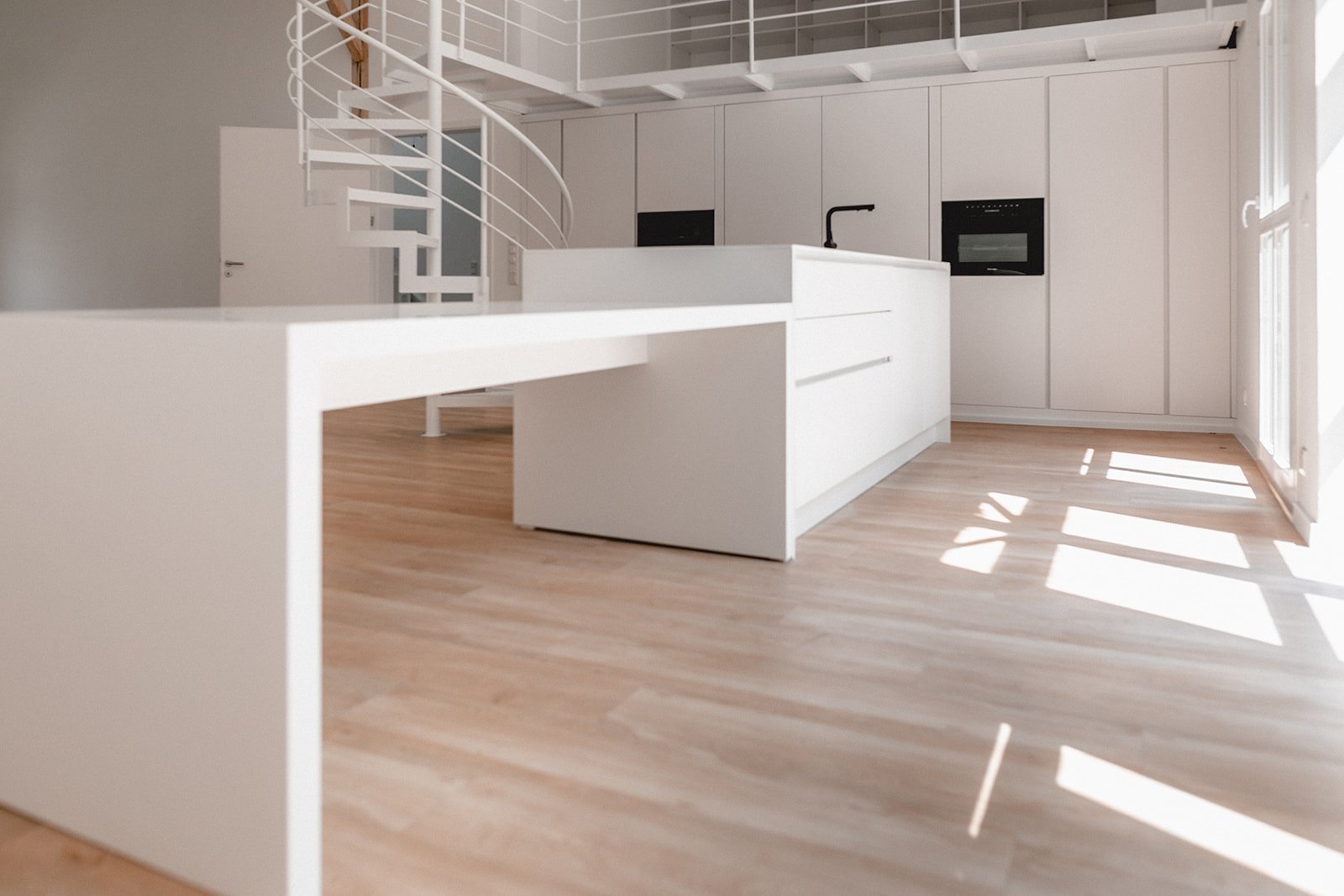Küche Gutshof Köln von HOME Schlafen & Wohnen: Kücheninsel mit Wange im Seitenblick