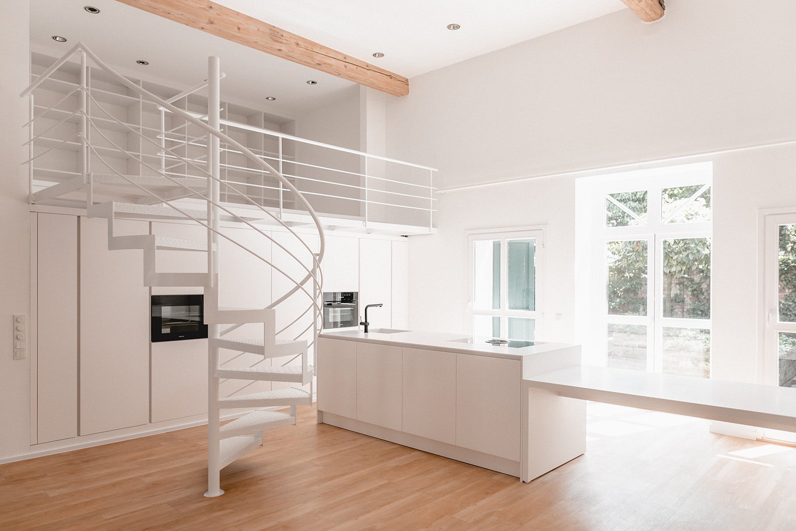 Küche Gutshof Köln von HOME Schlafen & Wohnen: Küche unter der Galerie mit Holzbalken