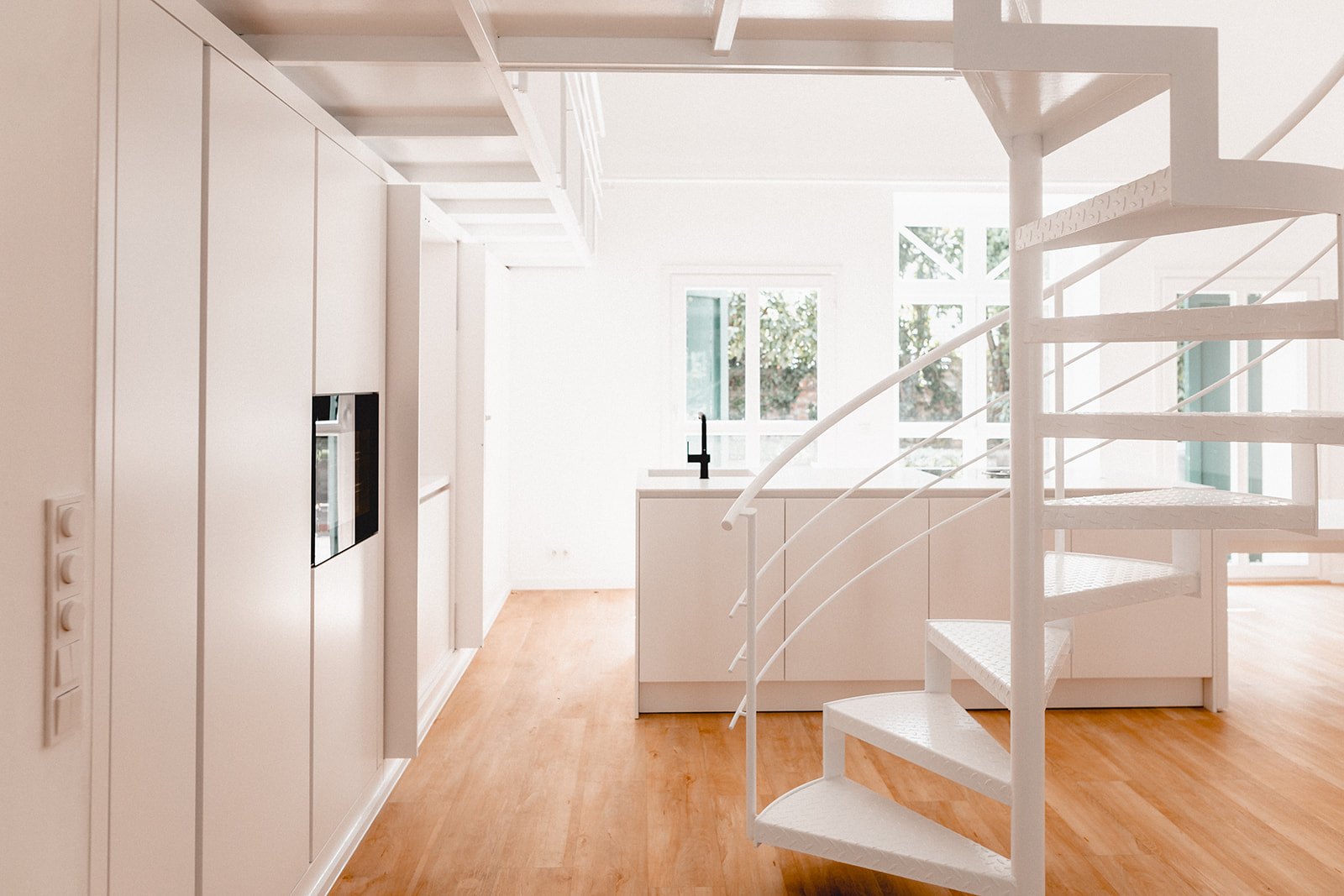 Küche Gutshof Köln von HOME Schlafen & Wohnen: Raumflucht mit Küche und Treppe
