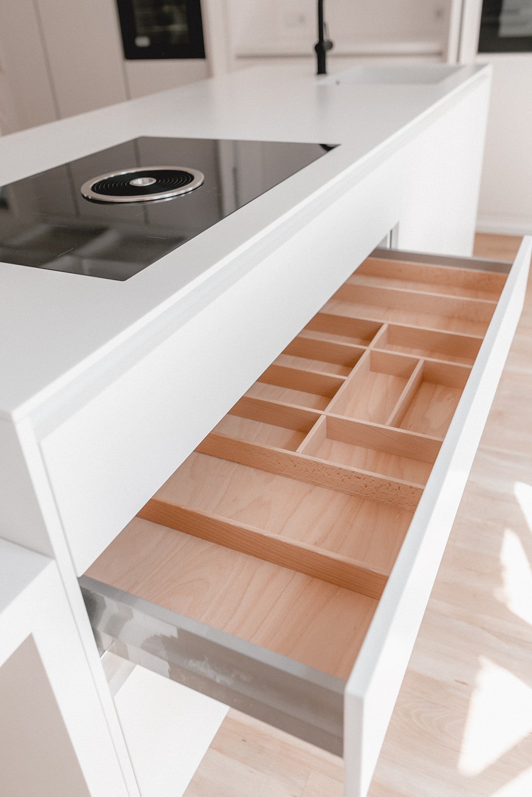 Küche Gutshof Köln von HOME Schlafen & Wohnen: Schublade mit Holz-Besteckeinsatz