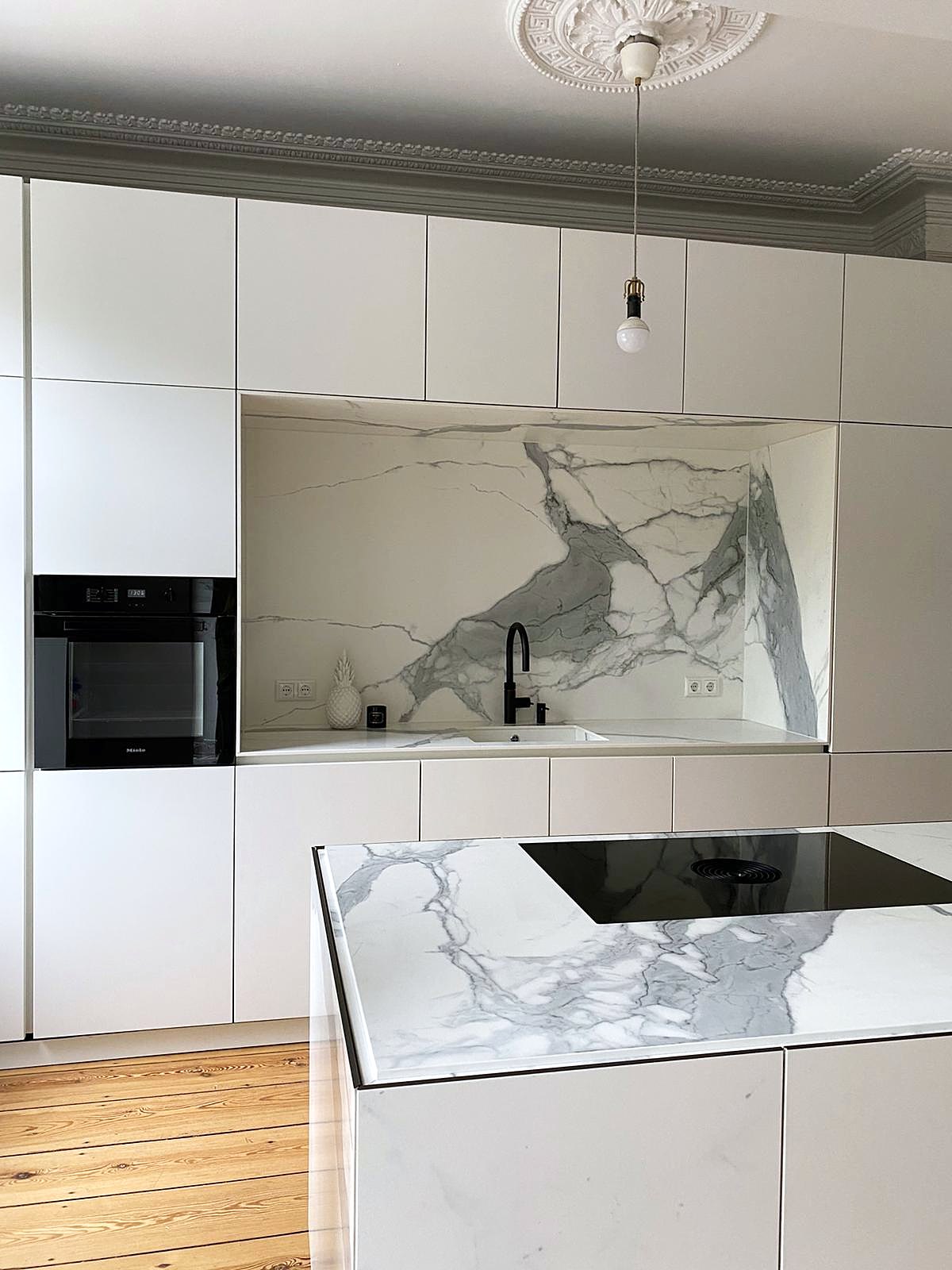Küche von Luisa Eckhardt (@luisalion), geplant von HOME Schlafen & Wohnen: Nische mit Backofen und Armatur