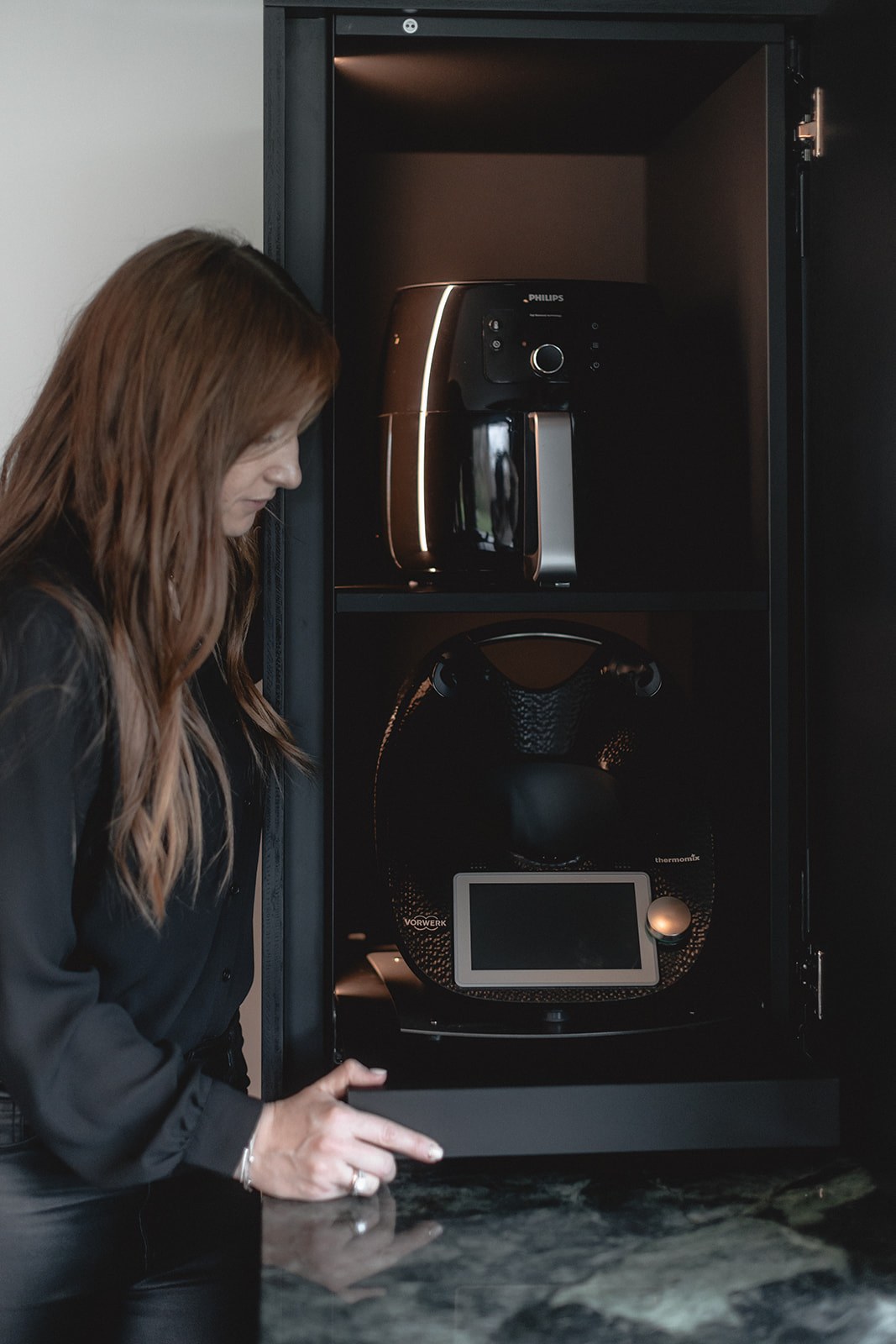 Laura Mollidor von HOME am Thermomix-Auszug in der Küche Mülheim
