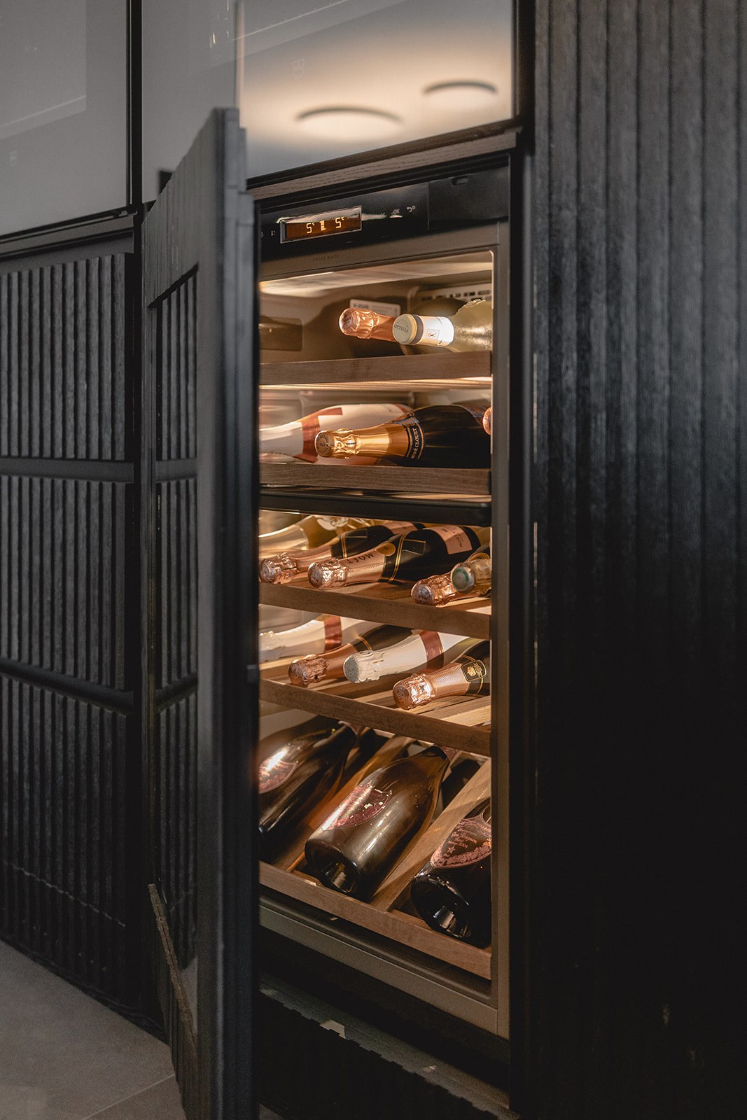 Küche Mülheim: Beleuchteter Weinschrank in Räuchereiche