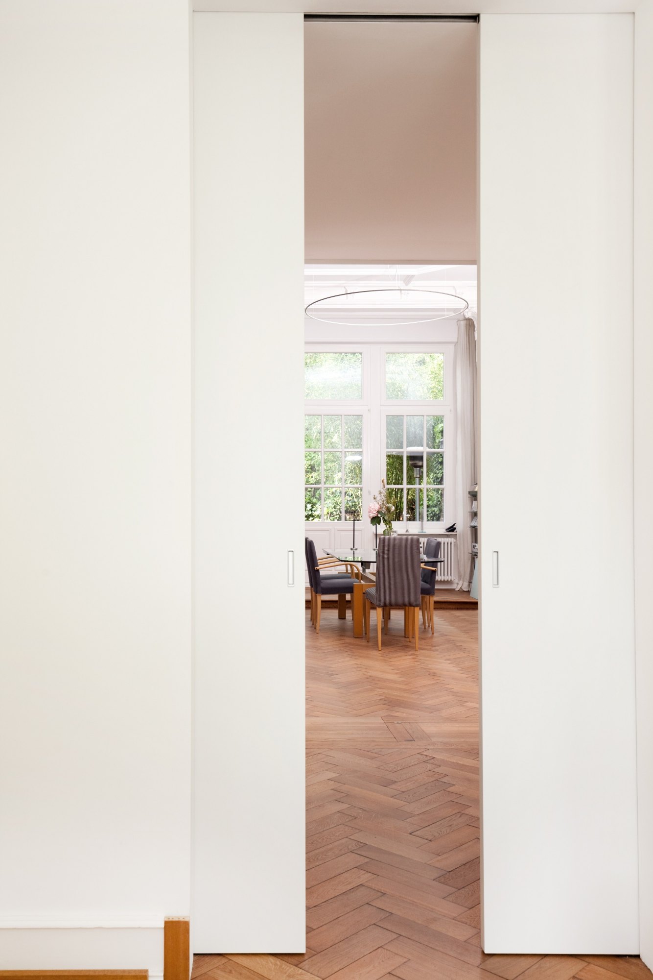 Küche mit dunkler Insel von HOME Schlafen & Wohnen: Durchblick in den Essbereich