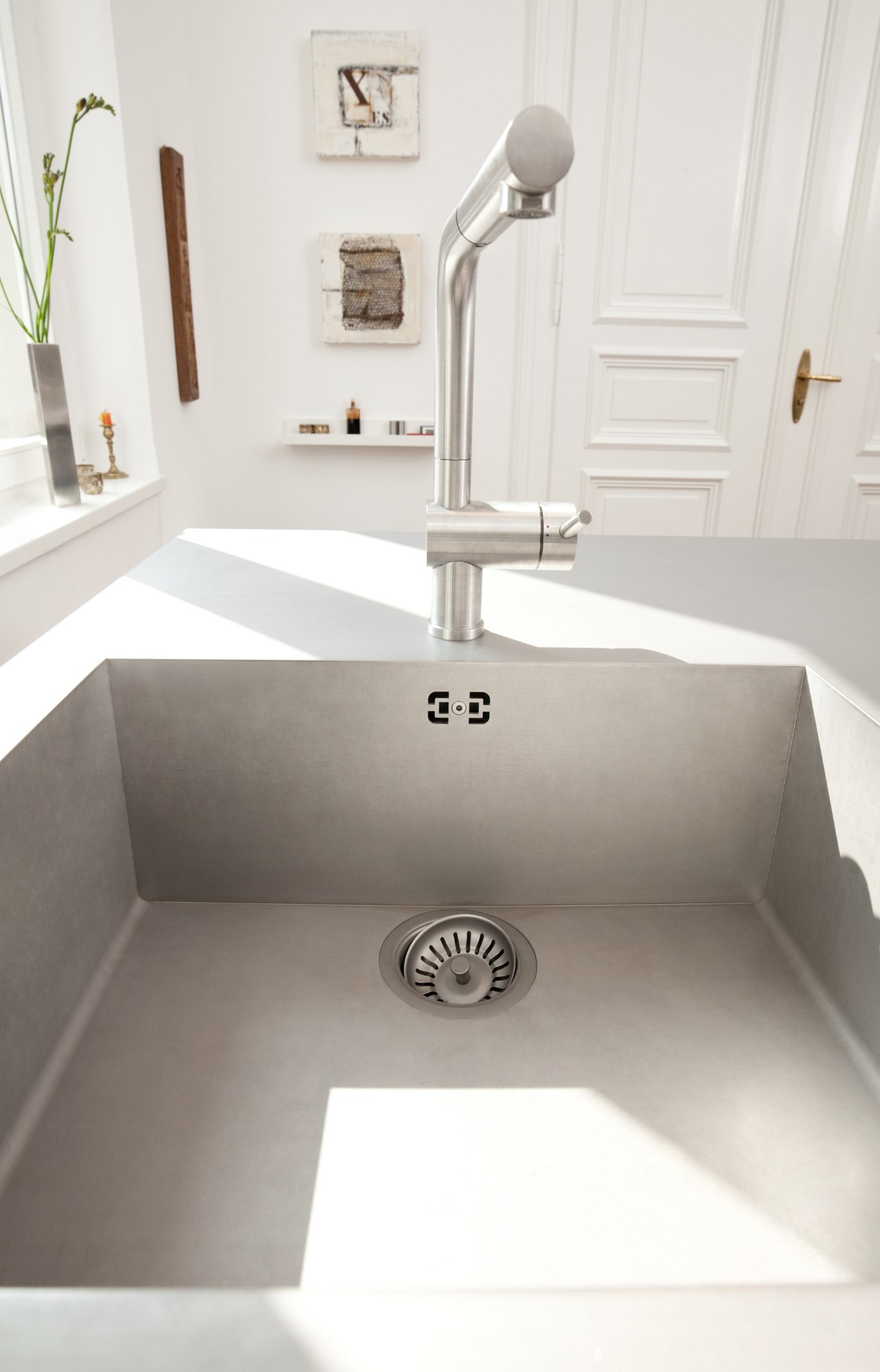 Küche mit dunkler Insel von HOME Schlafen & Wohnen: Spülbecken im Detail
