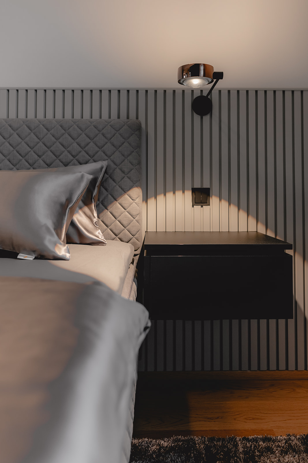 Leseleuchte an der Wand neben dem Bett im Detail