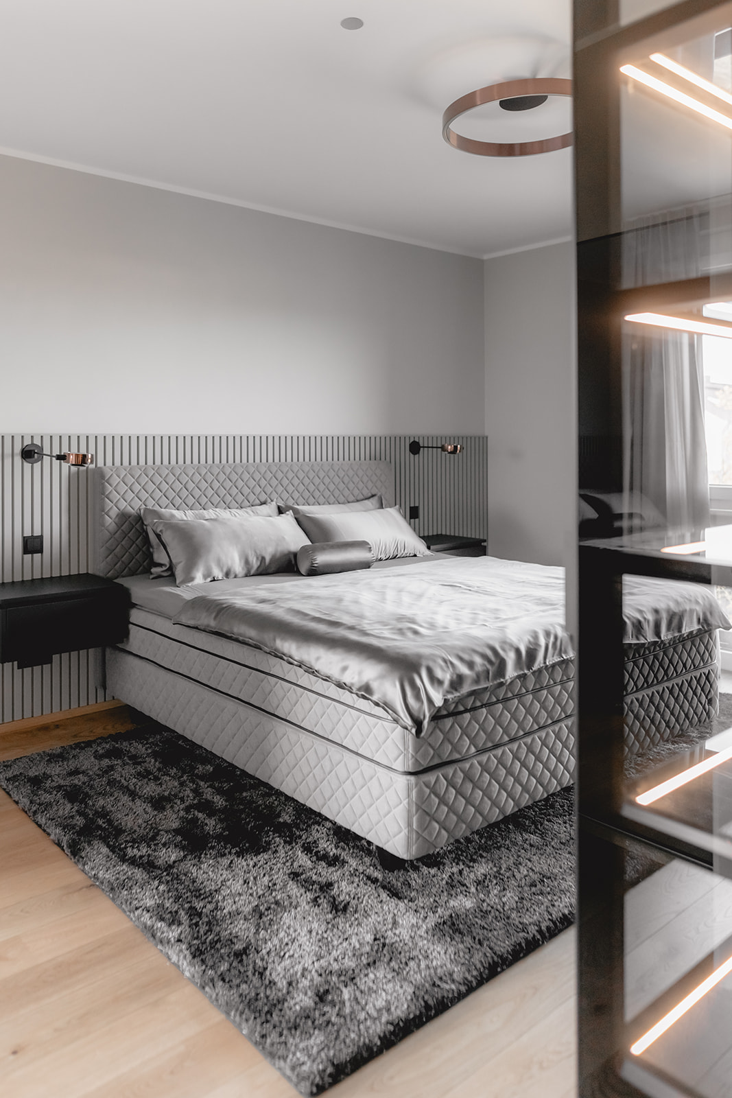Schlafzimmer mit Pendelleuchte und Leseleuchten am Bett