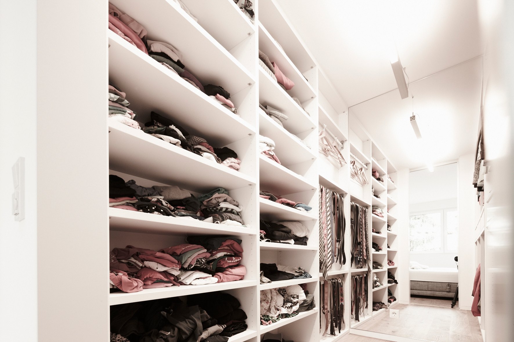 Maisonette-Wohnung Köln von HOME Schlafen & Wohnen: Ankleide mit Schuhregalen