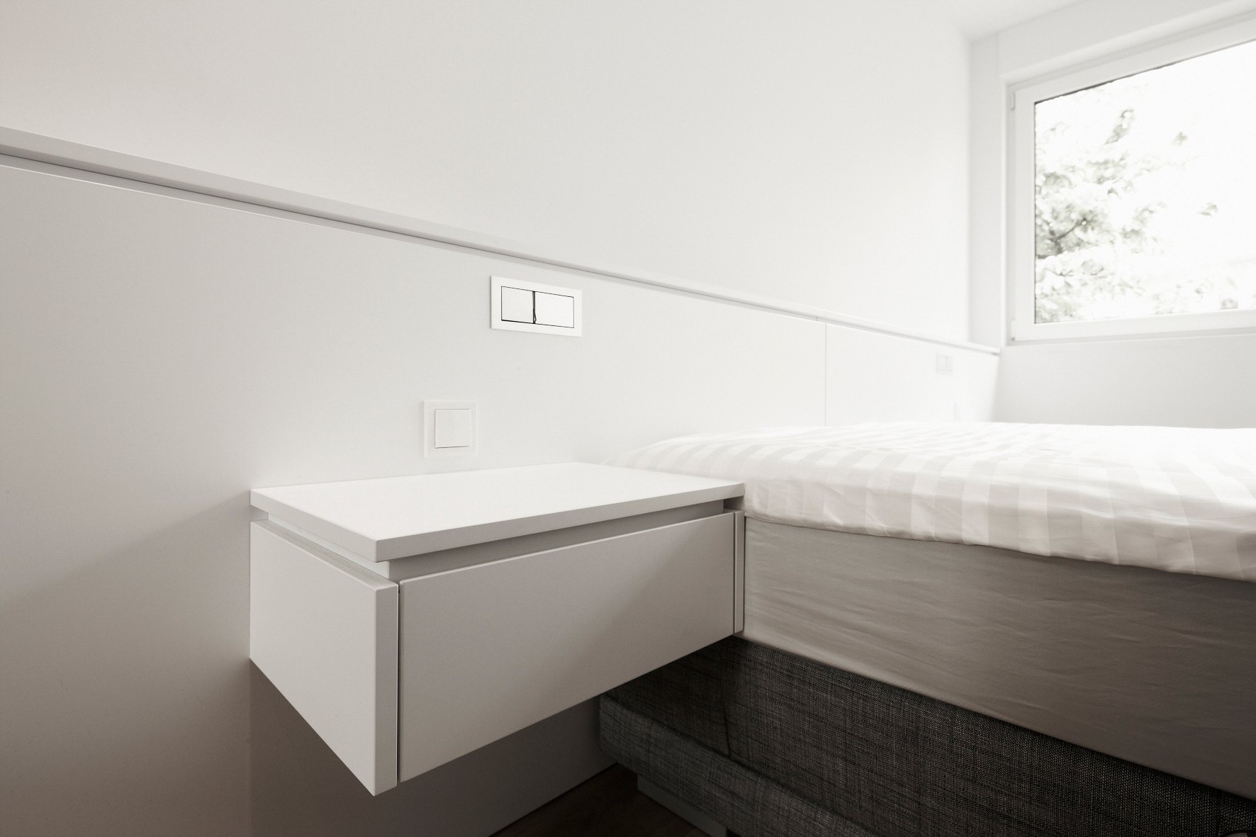 Maisonette-Wohnung Köln von HOME Schlafen & Wohnen: Bett mit schwebendem Rahmen