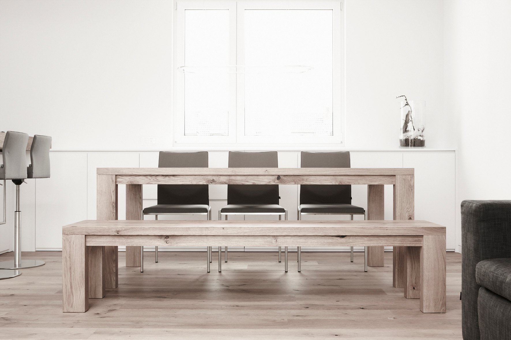Maisonette-Wohnung Köln von HOME Schlafen & Wohnen: Esstisch mit Bank aus Holz