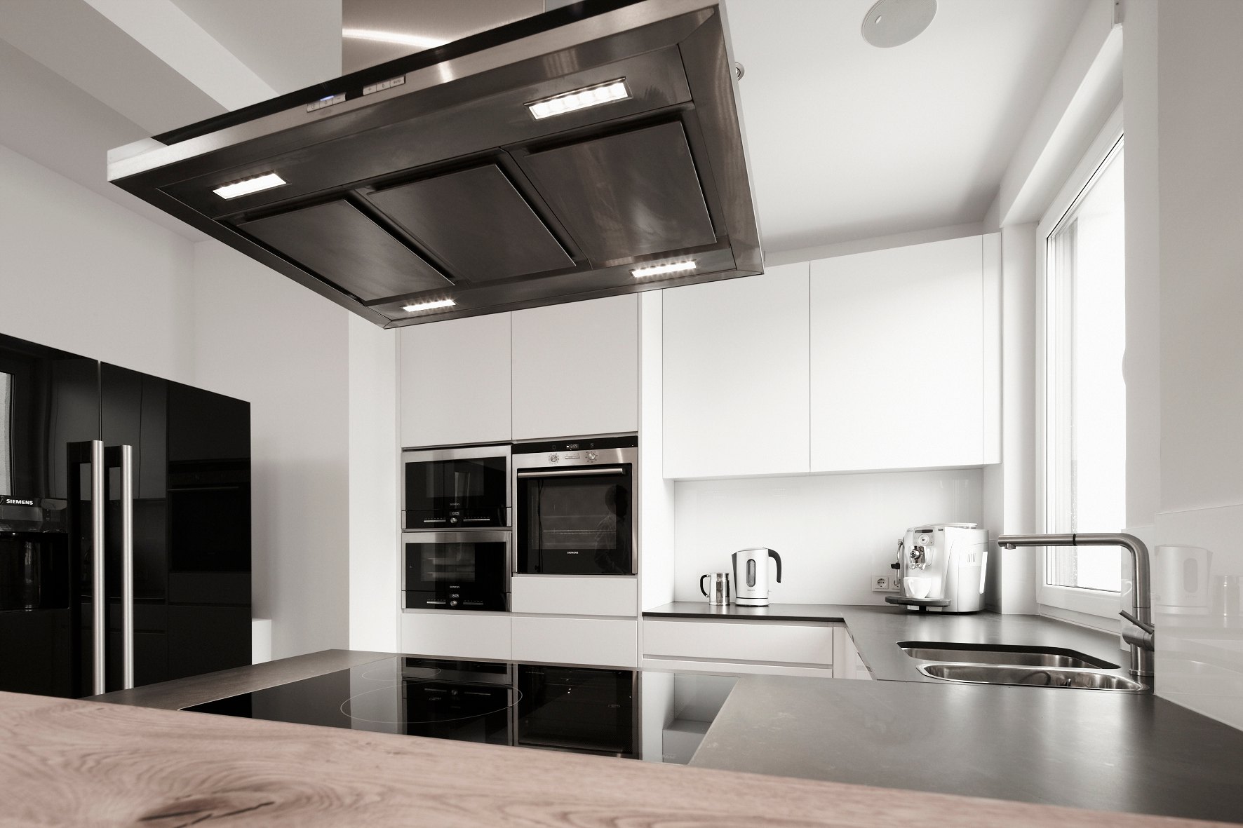 Maisonette-Wohnung Köln von HOME Schlafen & Wohnen: Küche mit Einbaugeräten