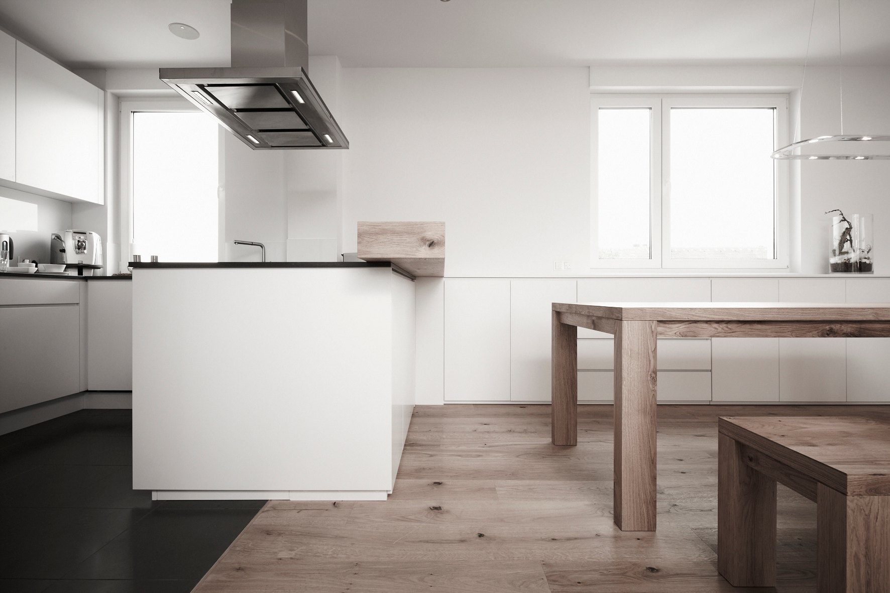 Maisonette-Wohnung Köln von HOME Schlafen & Wohnen: Küche und Esstisch