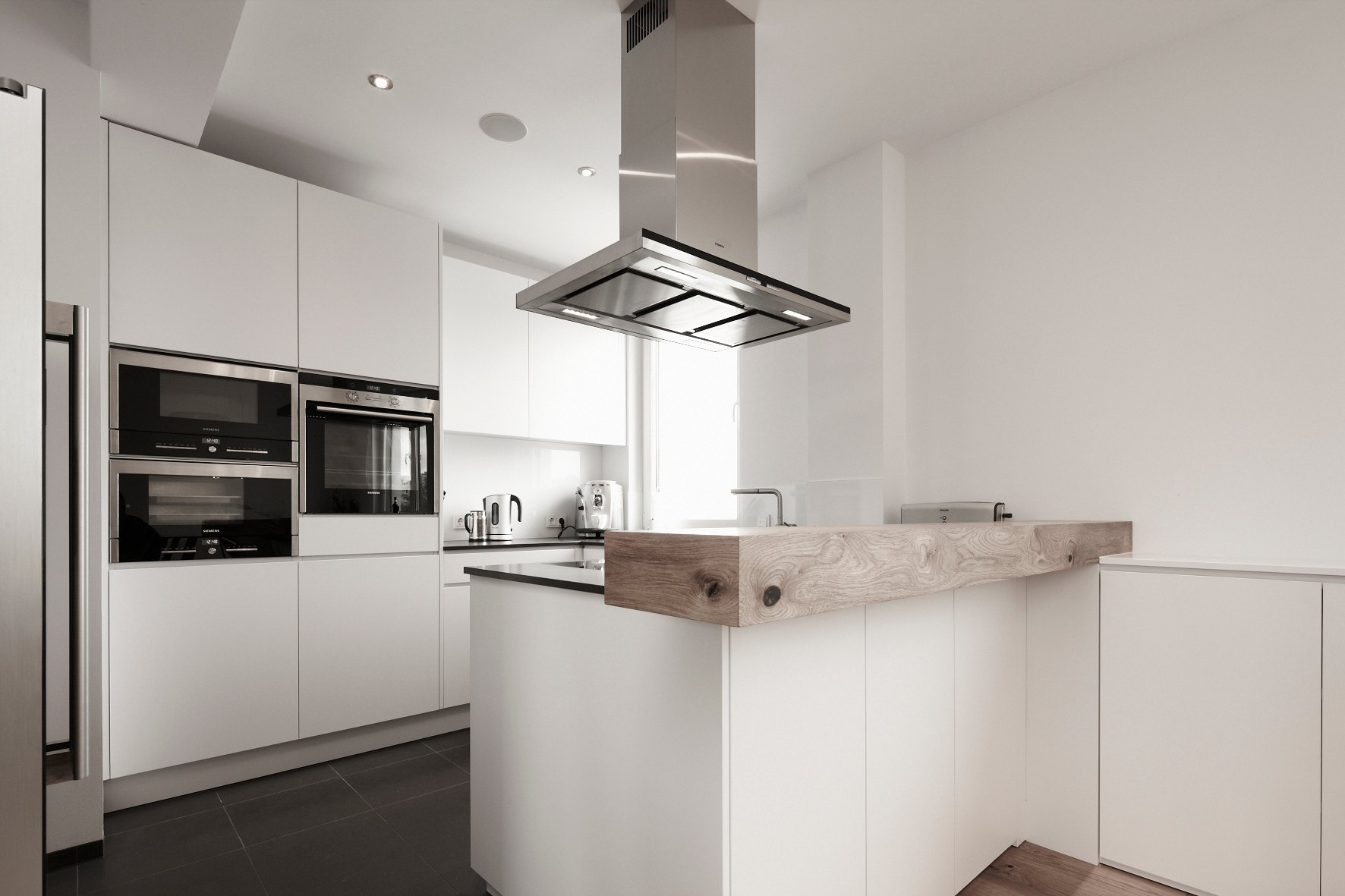 Maisonette-Wohnung Köln von HOME Schlafen & Wohnen: weiße Küche mit Dunstabzug