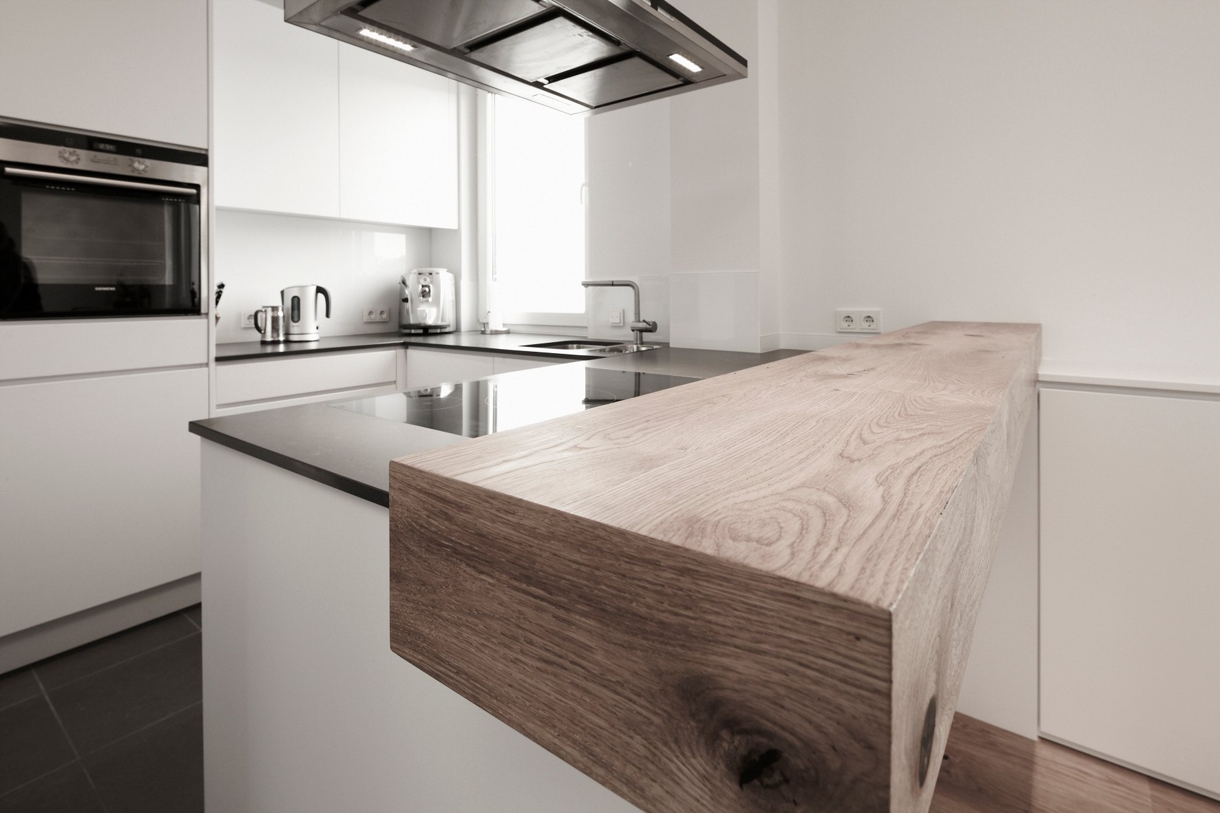 Maisonette-Wohnung Köln von HOME Schlafen & Wohnen: Kücheninsel mit Holzwange