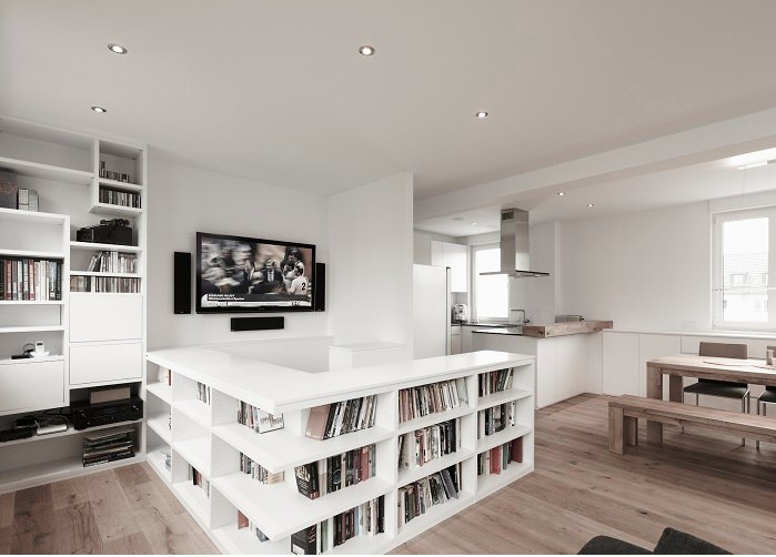 Maisonette-Wohnung Köln von HOME Schlafen & Wohnen: Regal als Raumteiler mit Medienwand