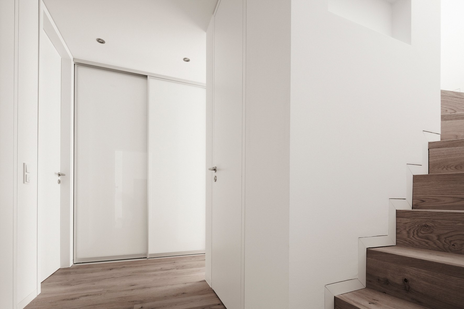 Maisonette-Wohnung Köln von HOME Schlafen & Wohnen: Schiebetüren im Flur