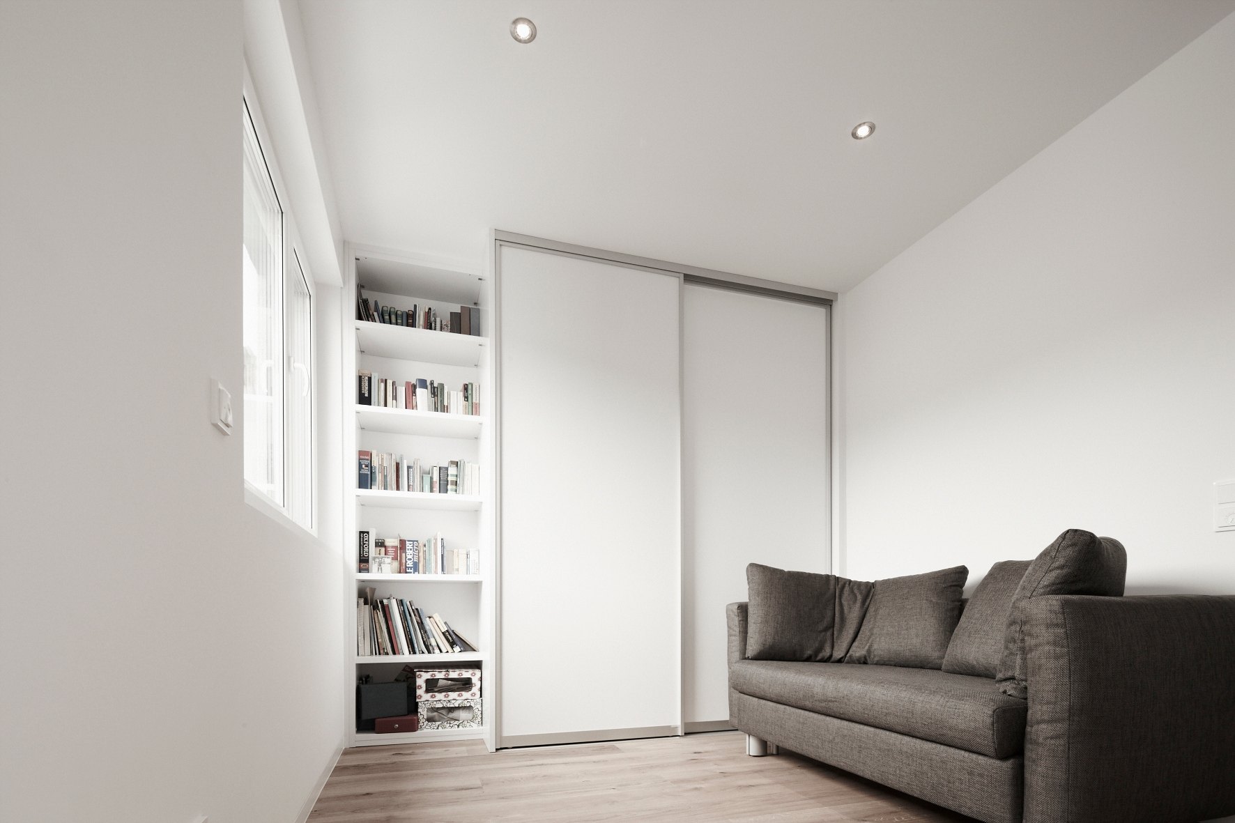 Maisonette-Wohnung Köln von HOME Schlafen & Wohnen: Einbauschrank mit Schiebetüren