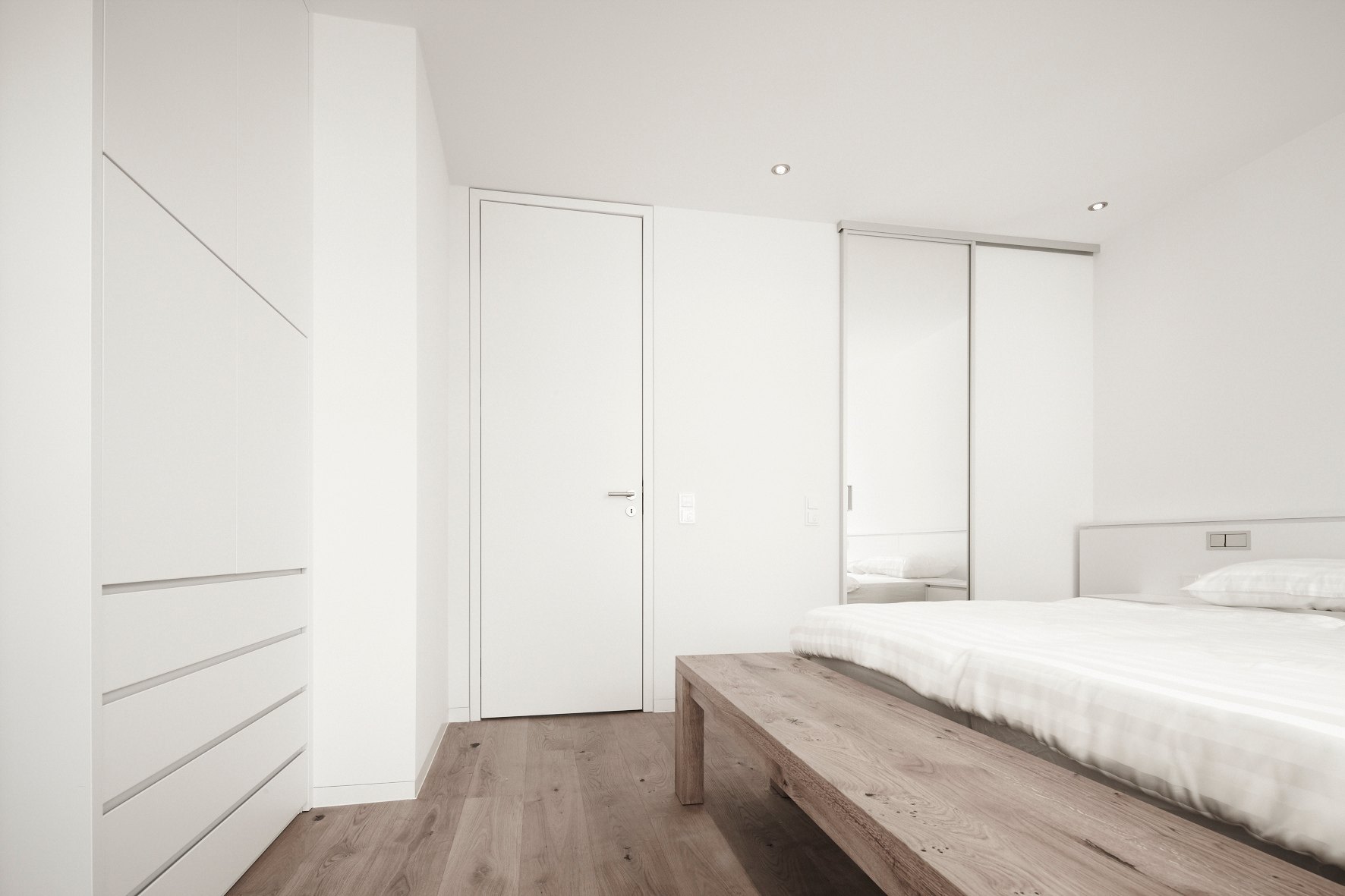 Maisonette-Wohnung Köln von HOME Schlafen & Wohnen: Schlafzimmer mit Einbauschrank