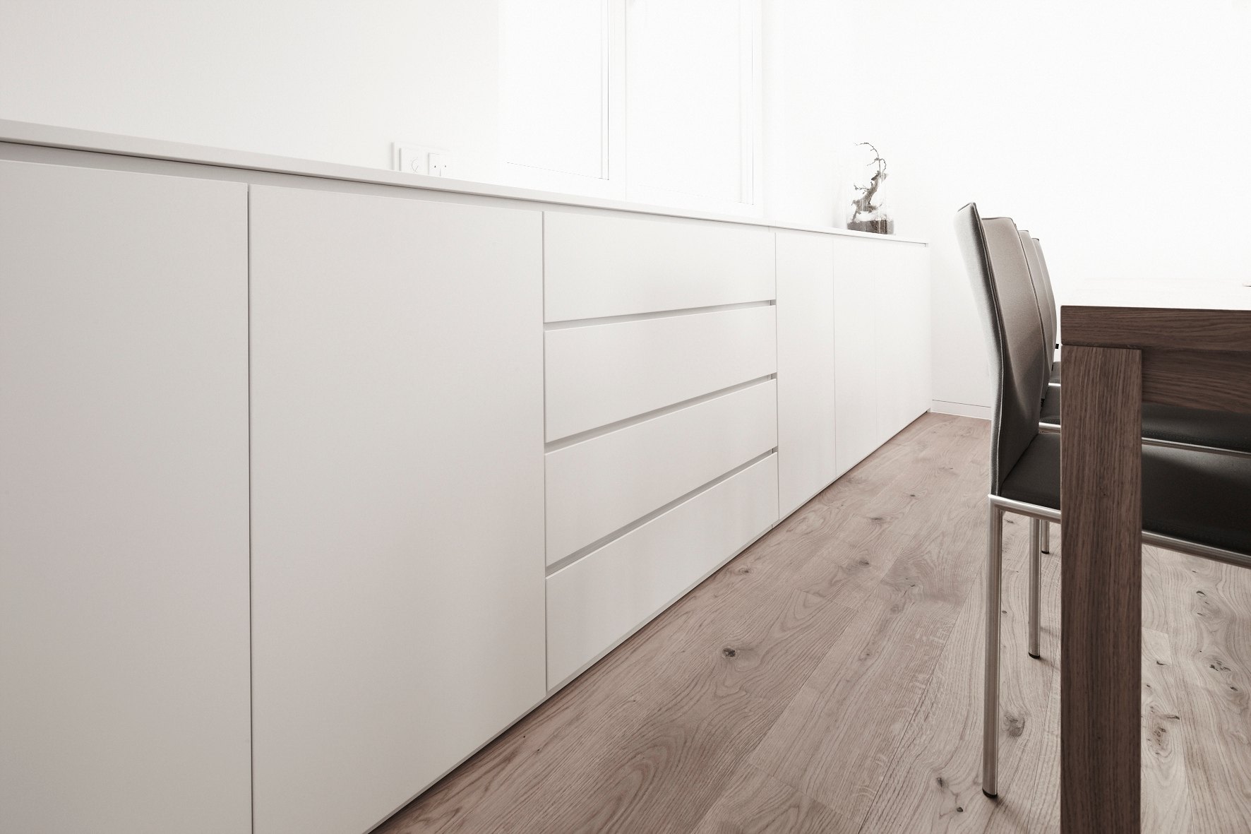 Maisonette-Wohnung Köln von HOME Schlafen & Wohnen: grifflose Schubladenfront
