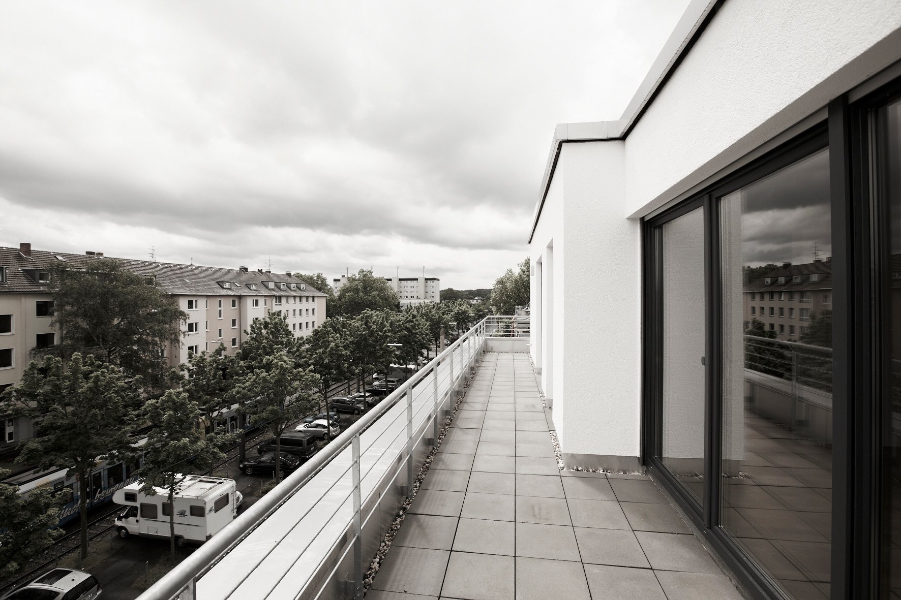 Maisonette-Wohnung Köln von HOME Schlafen & Wohnen: Dachterrasse mit Blick über Köln