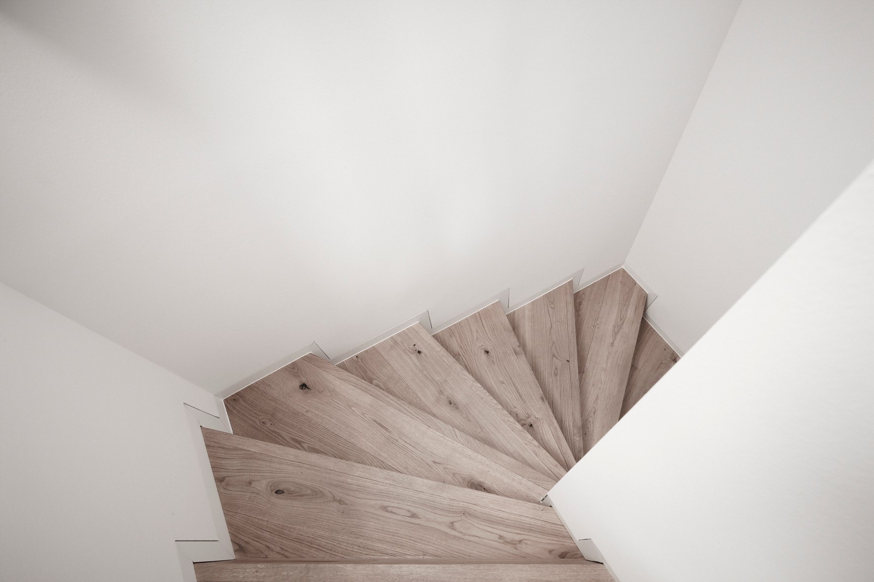 Maisonette-Wohnung Köln von HOME Schlafen & Wohnen: Treppe in der Maisonette