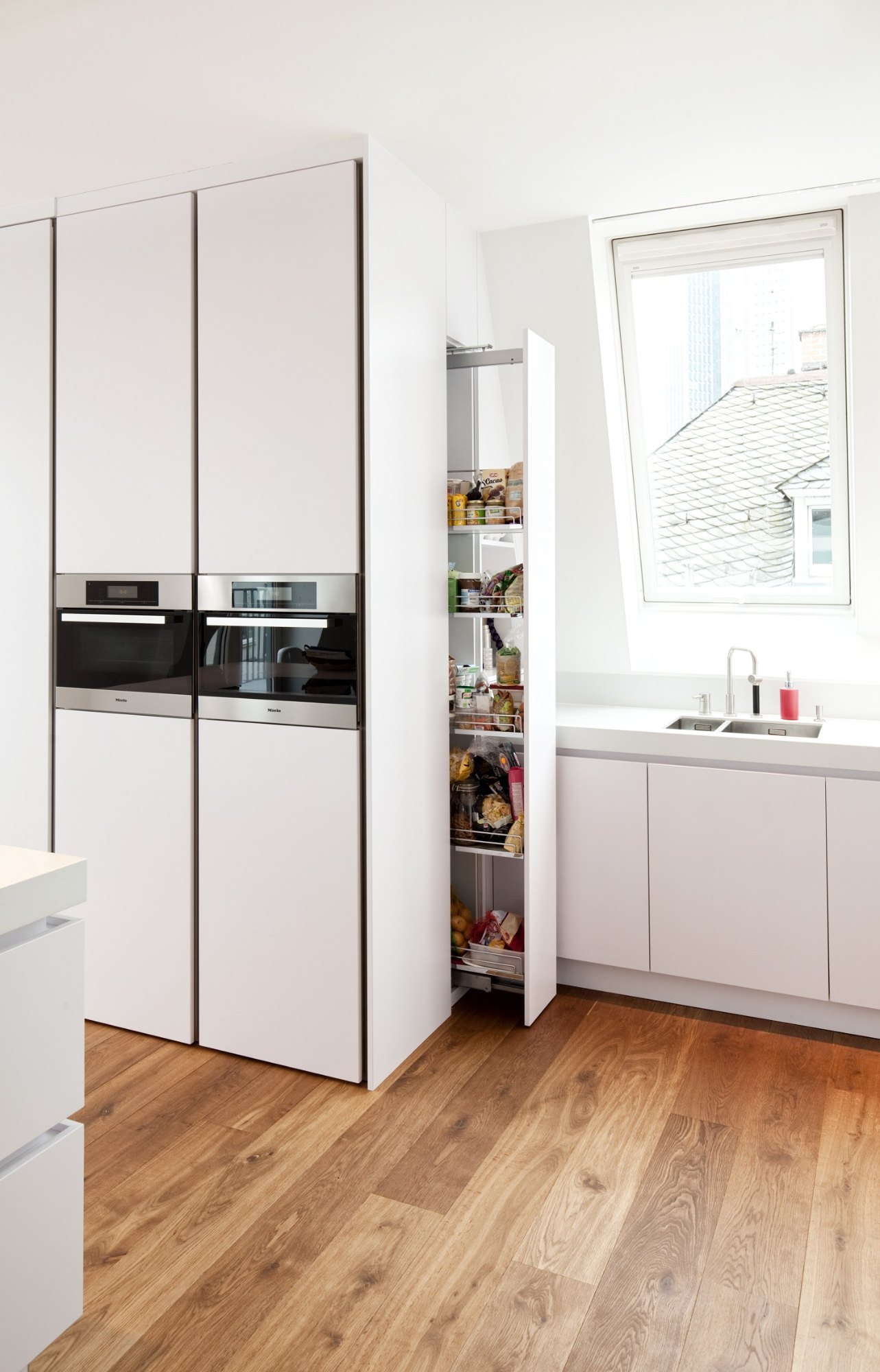 Penthouse Frankfurt von HOME Schlafen & Wohnen: Hochschrank mit Apothekerauszug