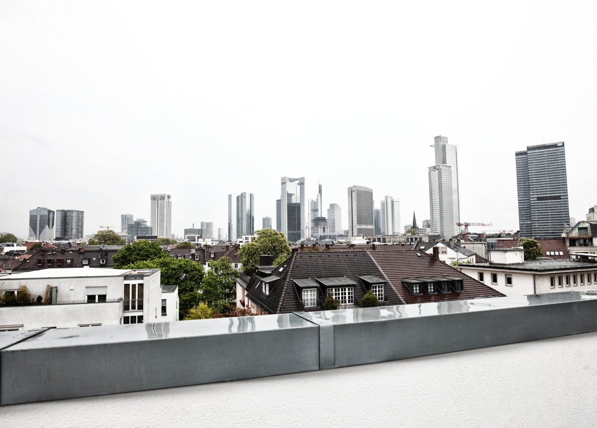 Penthouse Frankfurt von HOME Schlafen & Wohnen: Ausblick auf die Frankfurter Skyline