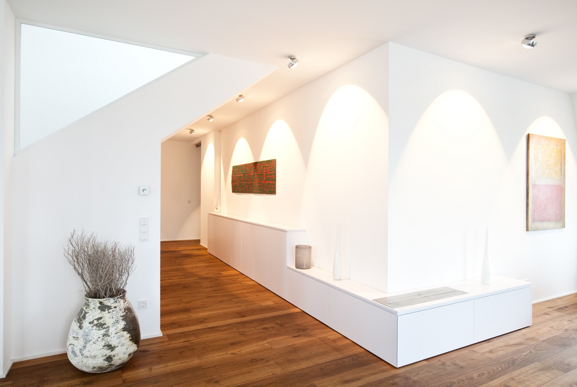 Penthouse Frankfurt von HOME Schlafen & Wohnen: Einbaumöbel mit beleuchteten Bogennischen