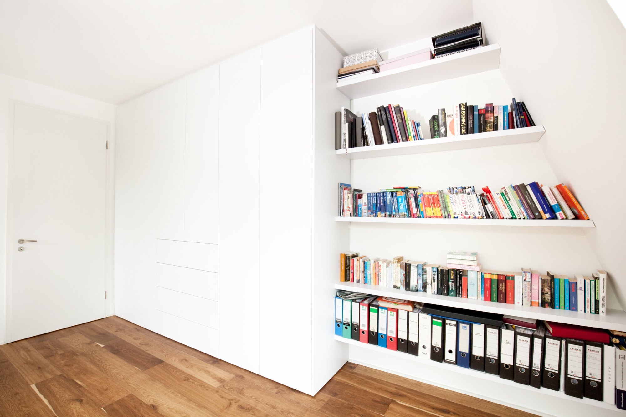Penthouse Frankfurt von HOME Schlafen & Wohnen: Einbauschrank mit Bücherwand