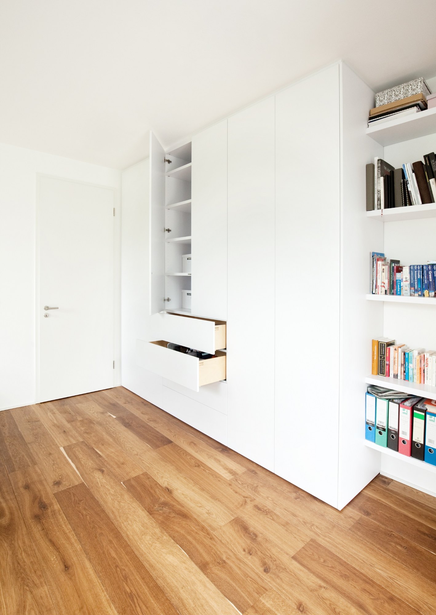 Penthouse Frankfurt von HOME Schlafen & Wohnen: Einbauschrank mit offenem Regal