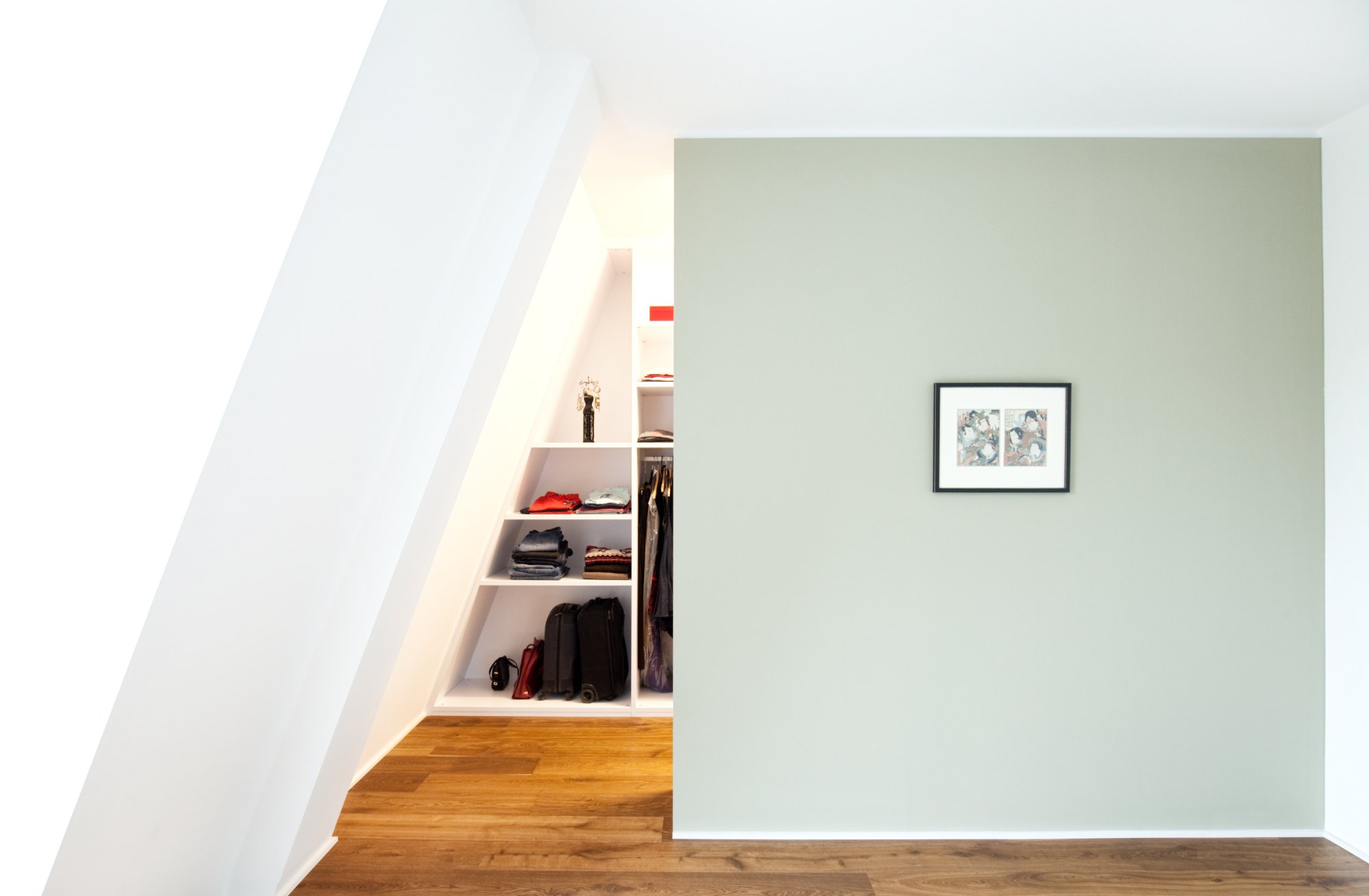 Penthouse Frankfurt von HOME Schlafen & Wohnen: offener Schrank unter der Schräge
