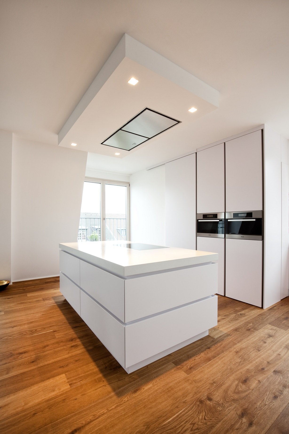 Penthouse Frankfurt von HOME Schlafen & Wohnen: Küche mit Hochschränken und Deckenlüftung