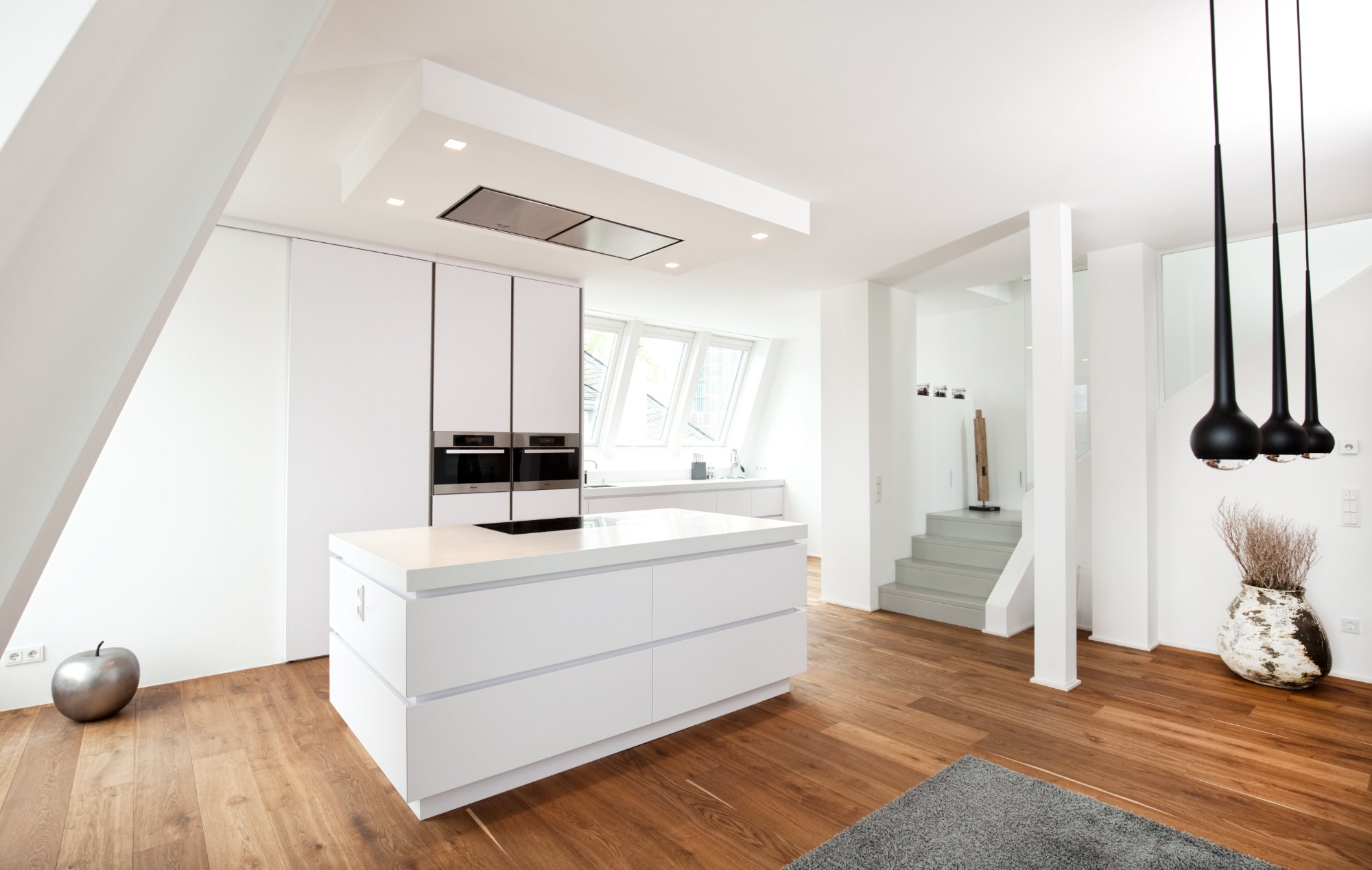 Penthouse Frankfurt von HOME Schlafen & Wohnen: Küche im offenen Wohnraum