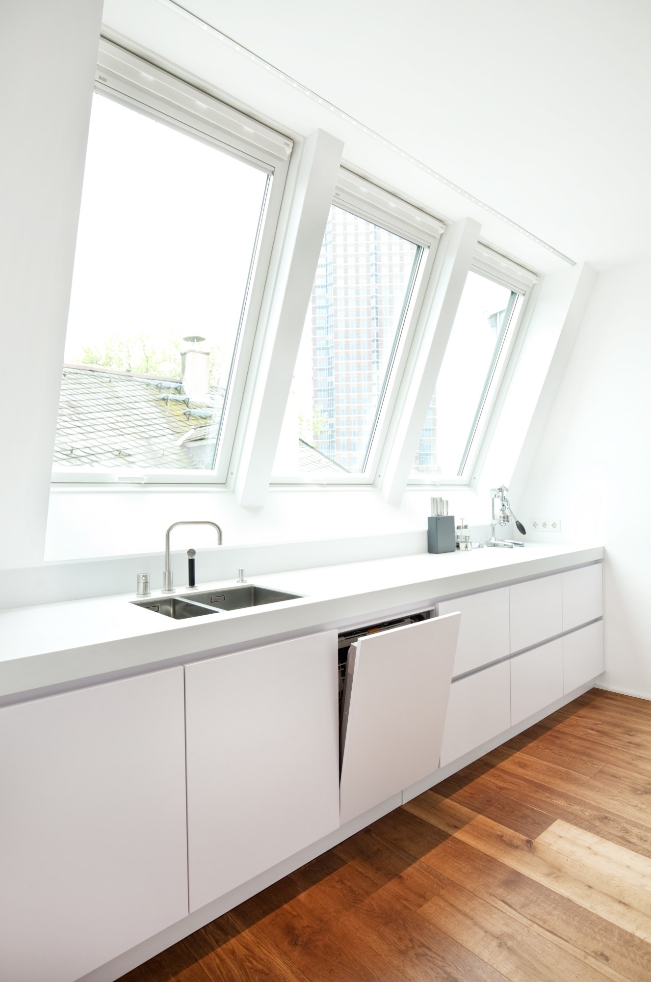 Penthouse Frankfurt von HOME Schlafen & Wohnen: Küchenzeile unter dem Dachfenster