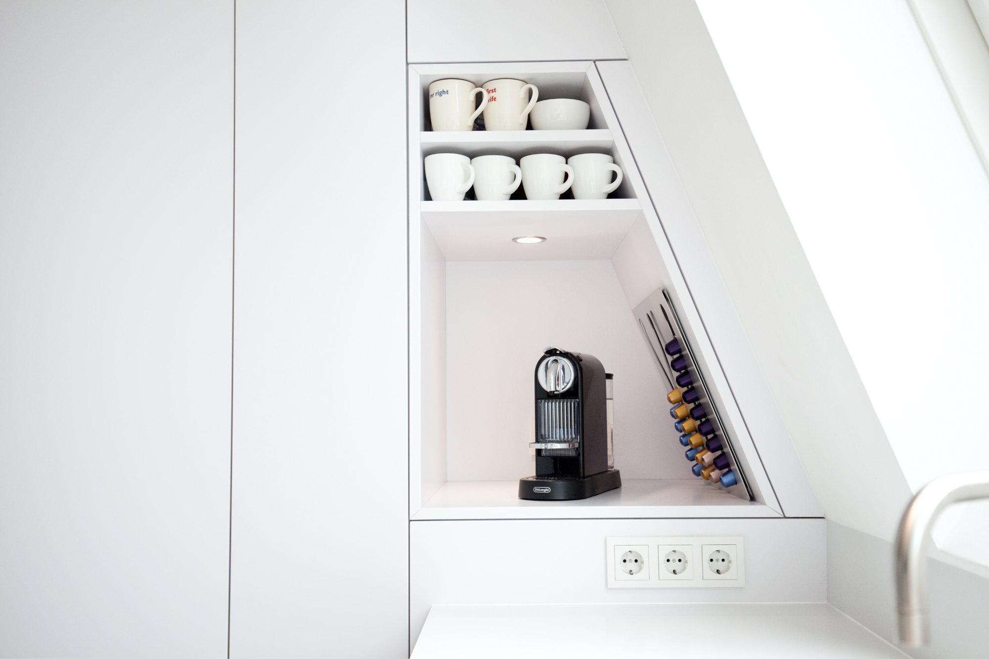 Penthouse Frankfurt von HOME Schlafen & Wohnen: Nische in der Dachschräge mit Kaffeemaschine