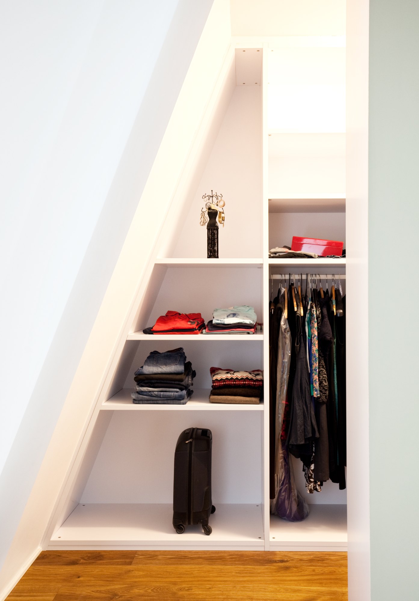 Penthouse Frankfurt von HOME Schlafen & Wohnen: Kleiderschrank in der Dachschräge