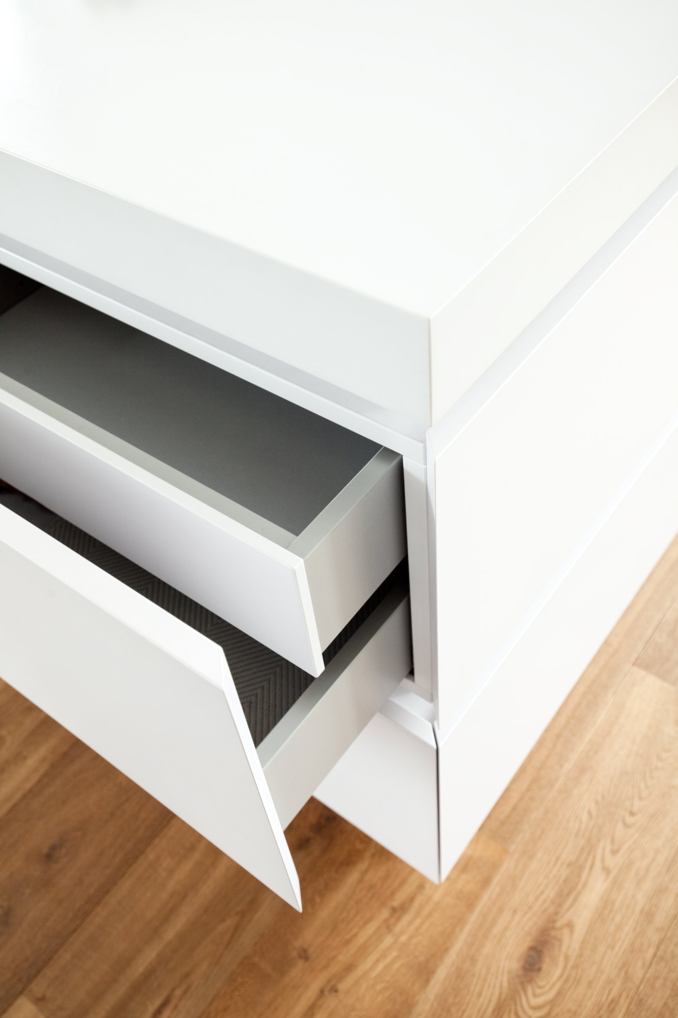 Penthouse Frankfurt von HOME Schlafen & Wohnen: grifflose Schublade im Detail