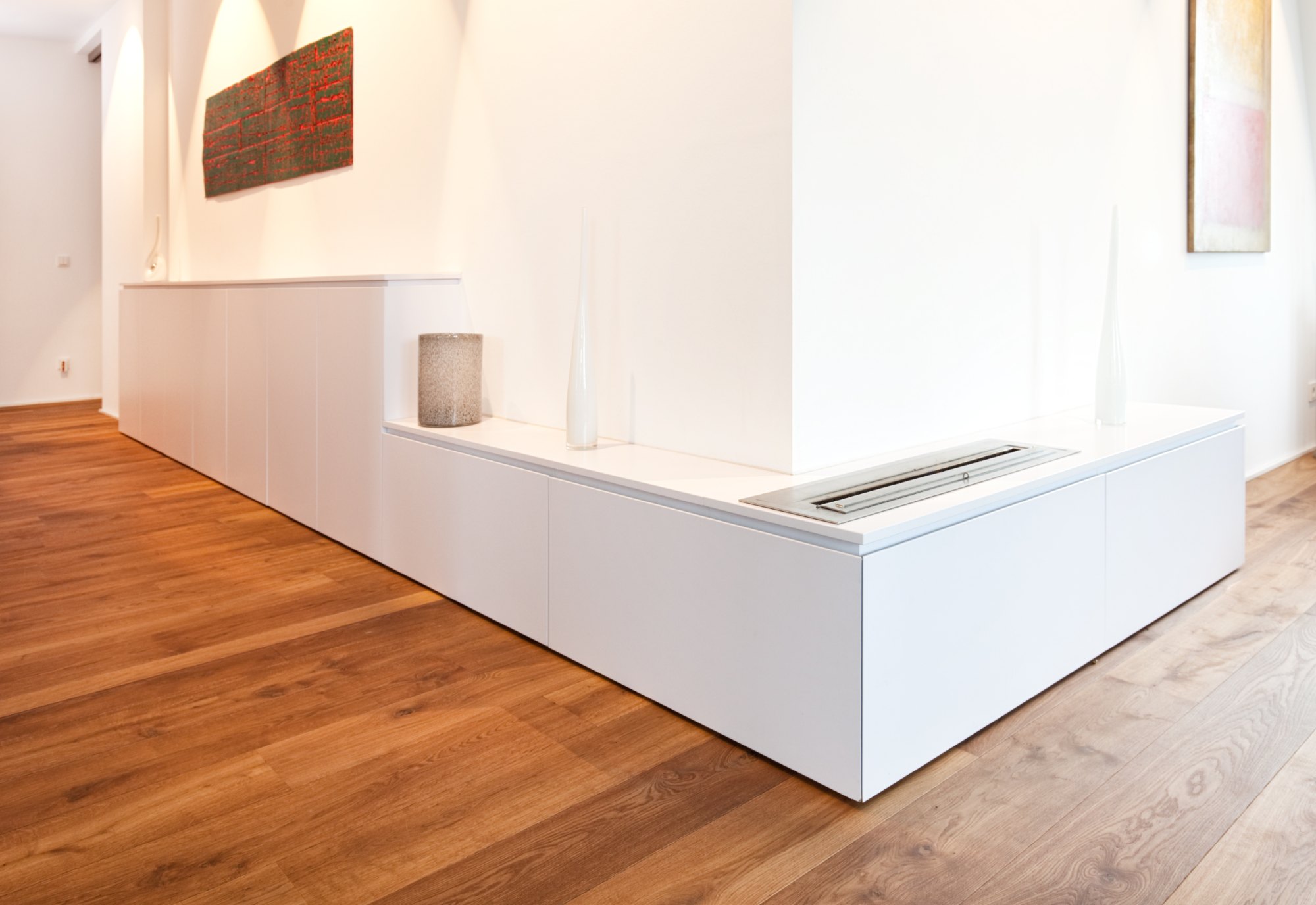 Penthouse Frankfurt von HOME Schlafen & Wohnen: niedriges Sideboard im Wohnraum