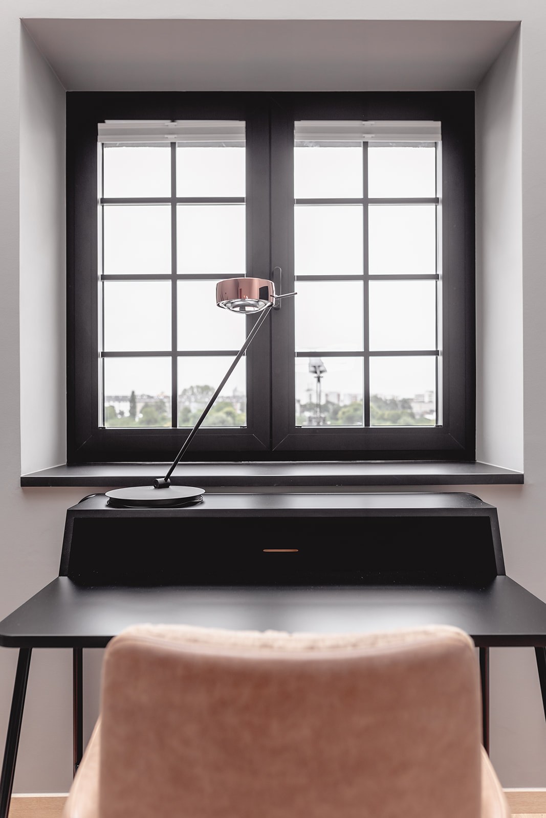 Penthouse Rheinauhafen Köln: Sideboard mit Leuchte am Sprossenfenster