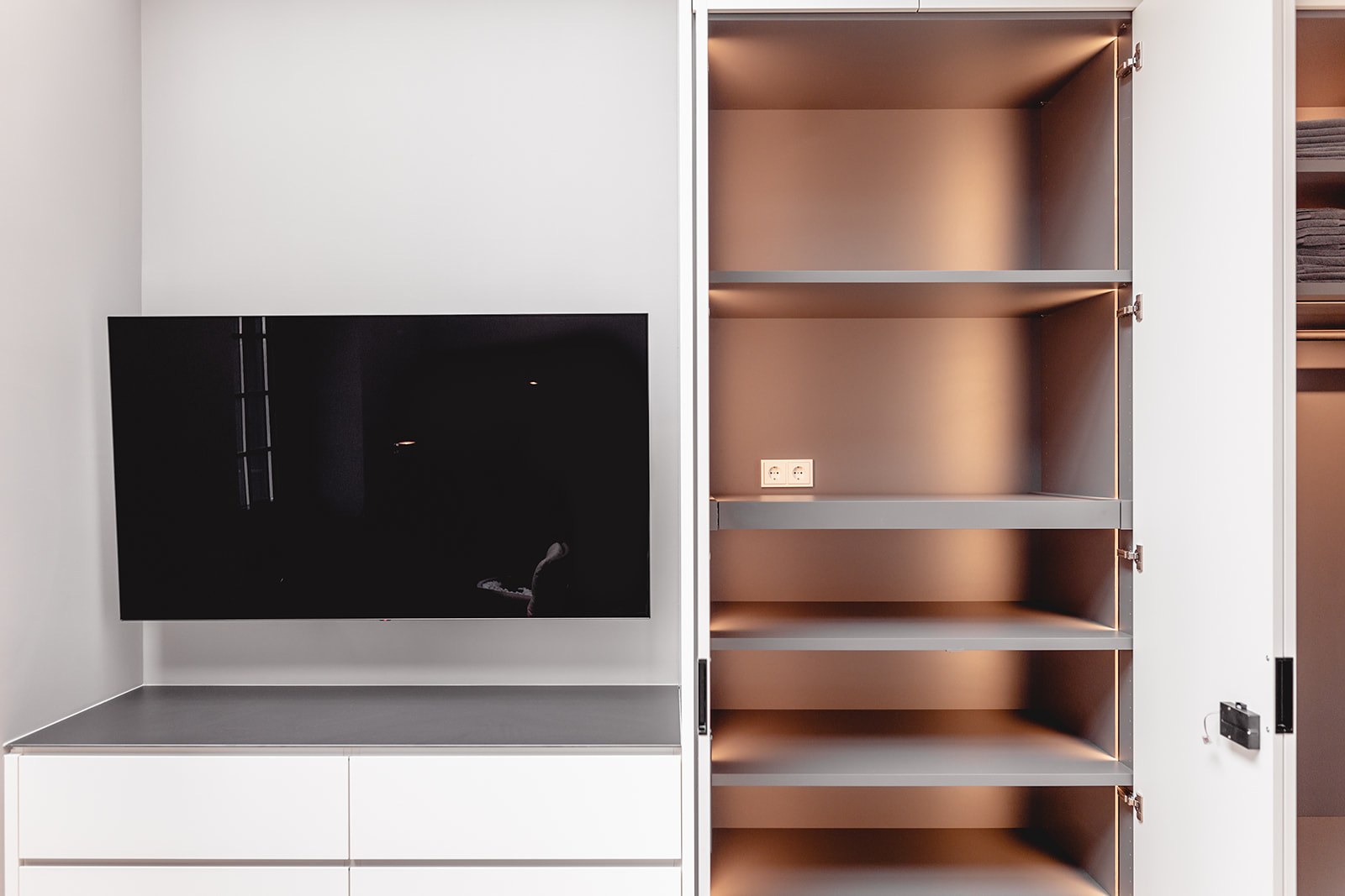 Penthouse Rheinauhafen Köln: Büro mit Medienwand und beleuchtetem Regal
