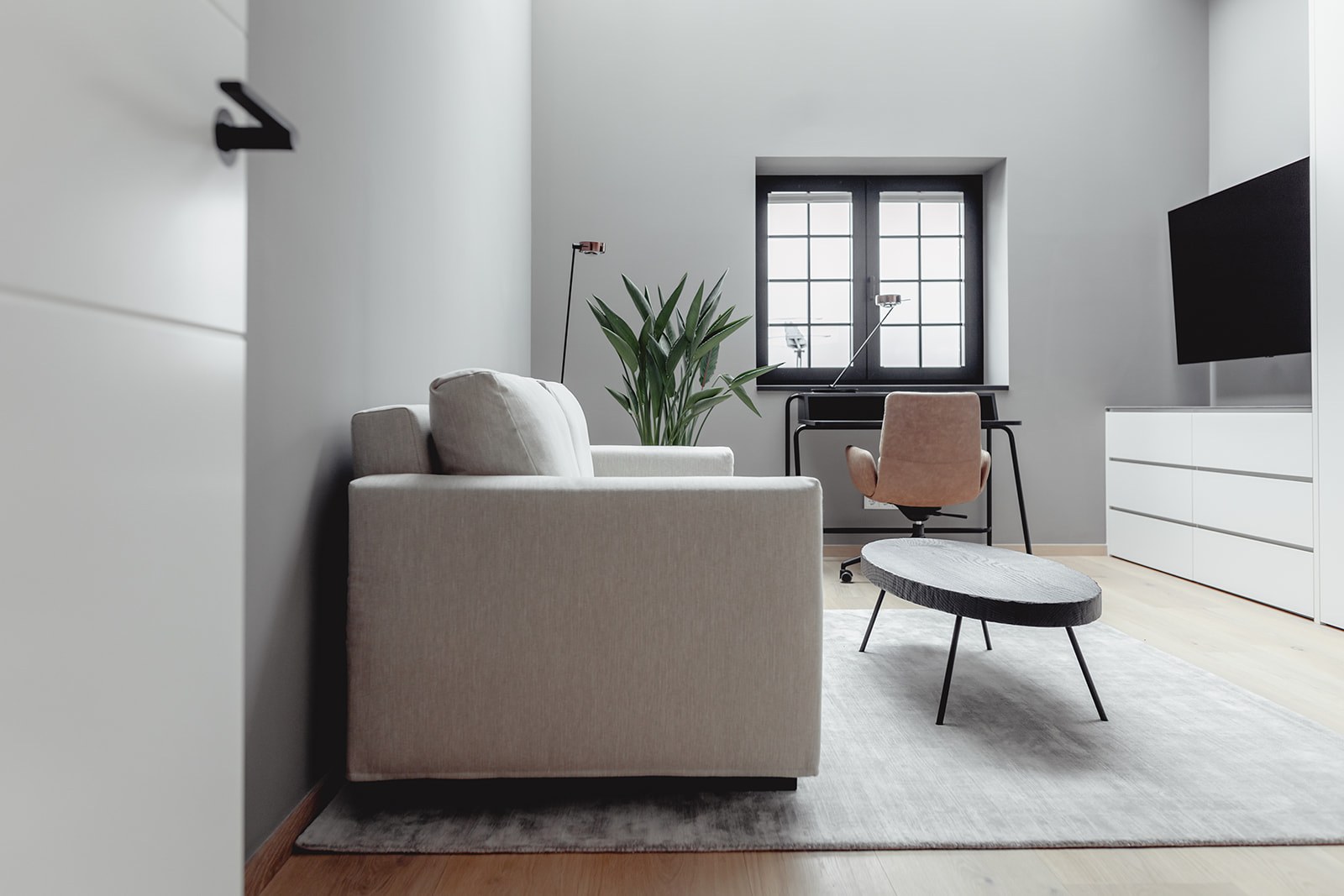 Fertiges Büro mit Sofa und Schreibtisch