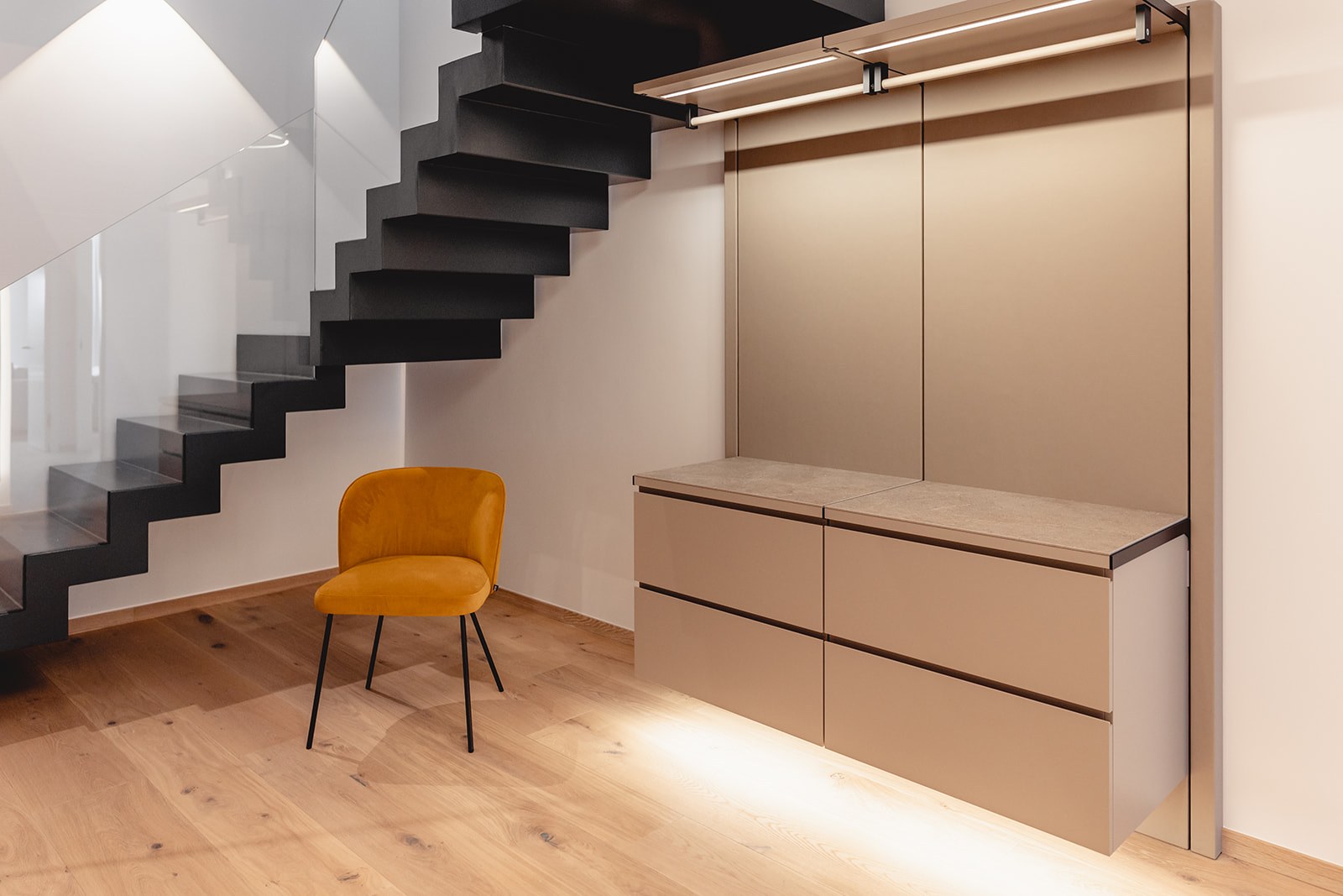 Fertiger Flur mit Sideboard unter der Treppe