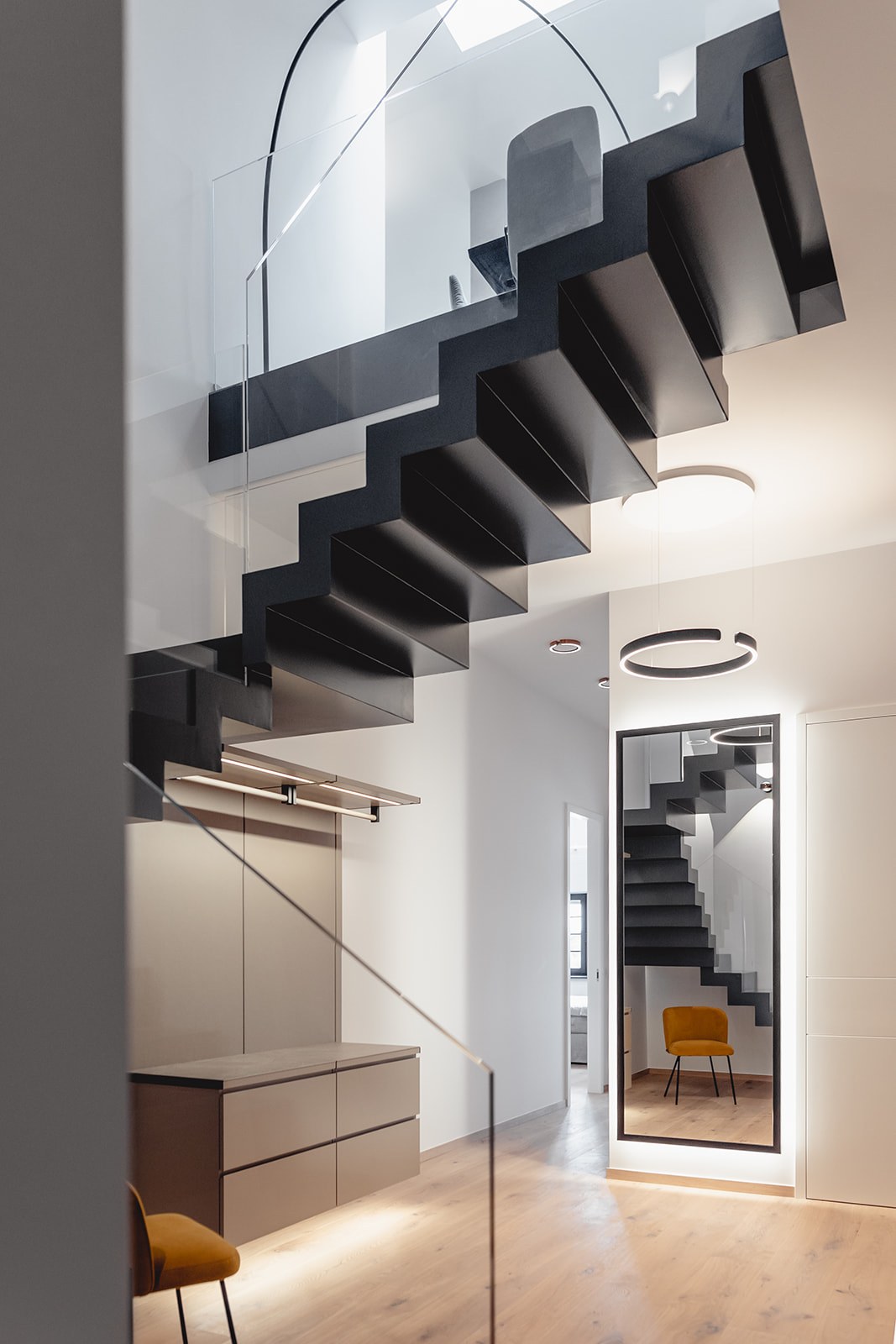 Schwarze Faltwerktreppe im Penthouse am Rheinauhafen Köln
