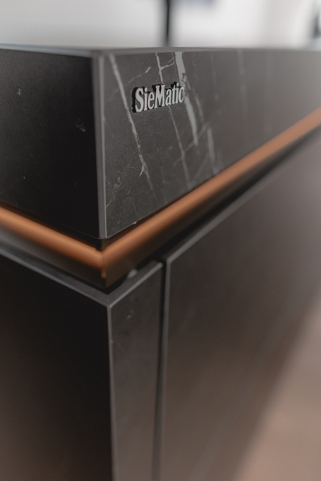 Grifflose SieMatic Front mit beleuchteter Griffmulde und SieMatic Logo