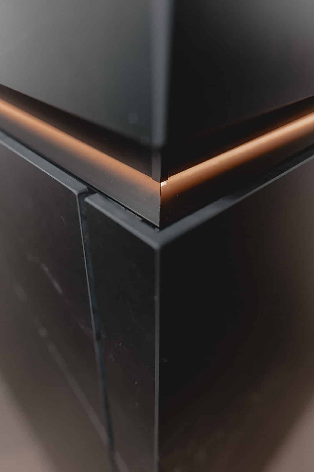 Grifflose SieMatic Front mit beleuchteter Griffmulde in Kupfer