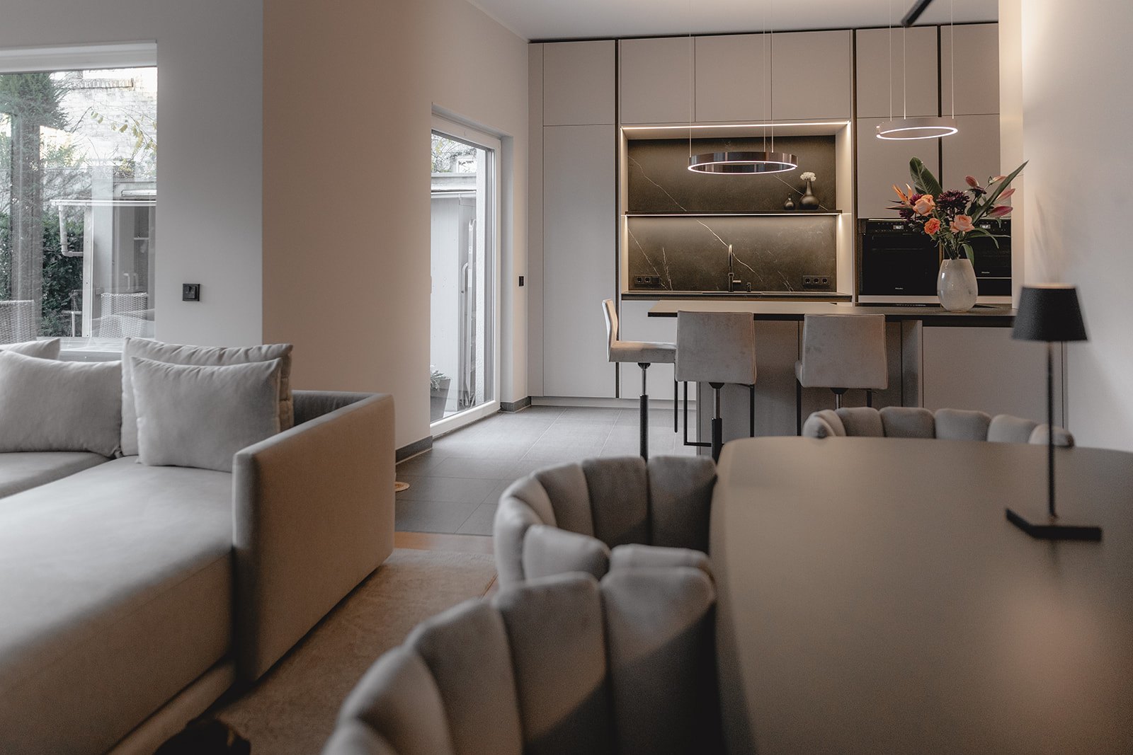 Wohnung Köln von HOME Schlafen & Wohnen: Essbereich vor der Garderobe