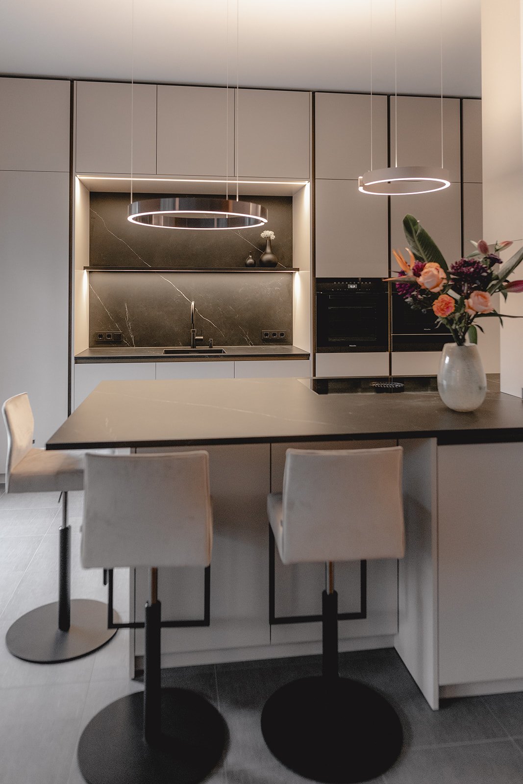 Wohnung Köln von HOME Schlafen & Wohnen: Esstisch vor der Küche