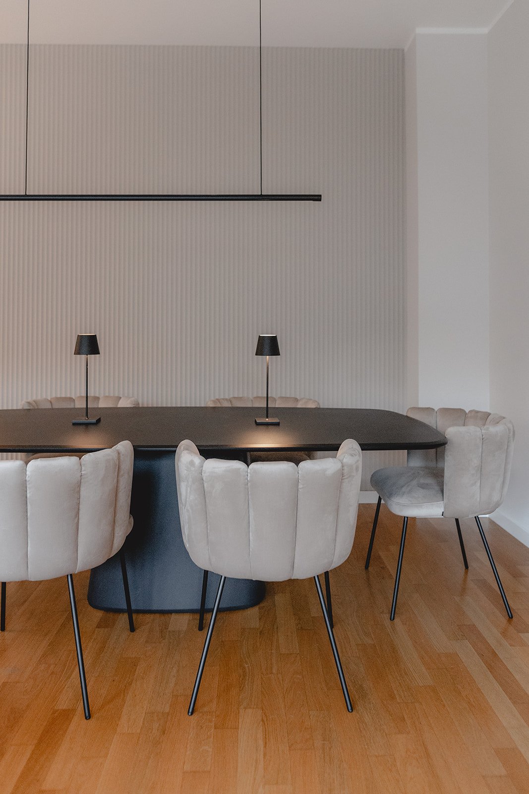 Wohnung Köln von HOME Schlafen & Wohnen: Esstisch mit Polsterstühlen