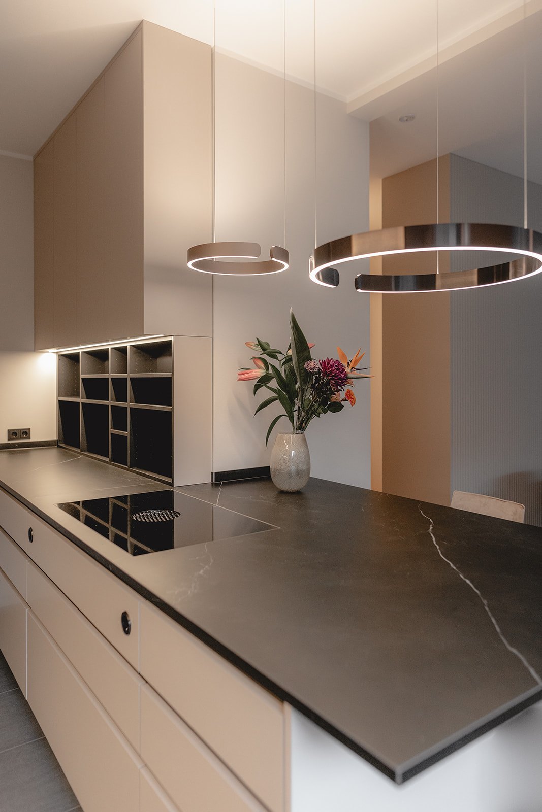 Wohnung Köln von HOME Schlafen & Wohnen: Kochfeld in der Kücheninsel