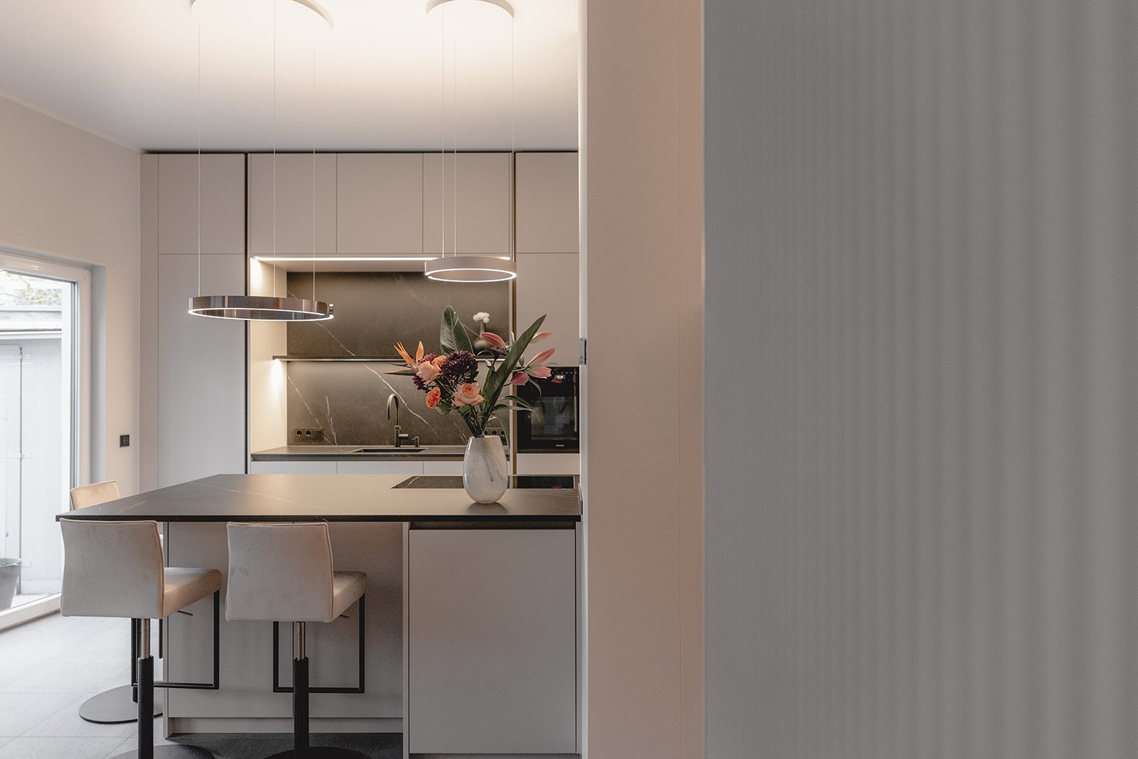 Wohnung Köln von HOME Schlafen & Wohnen: Küche mit beleuchteter Nische